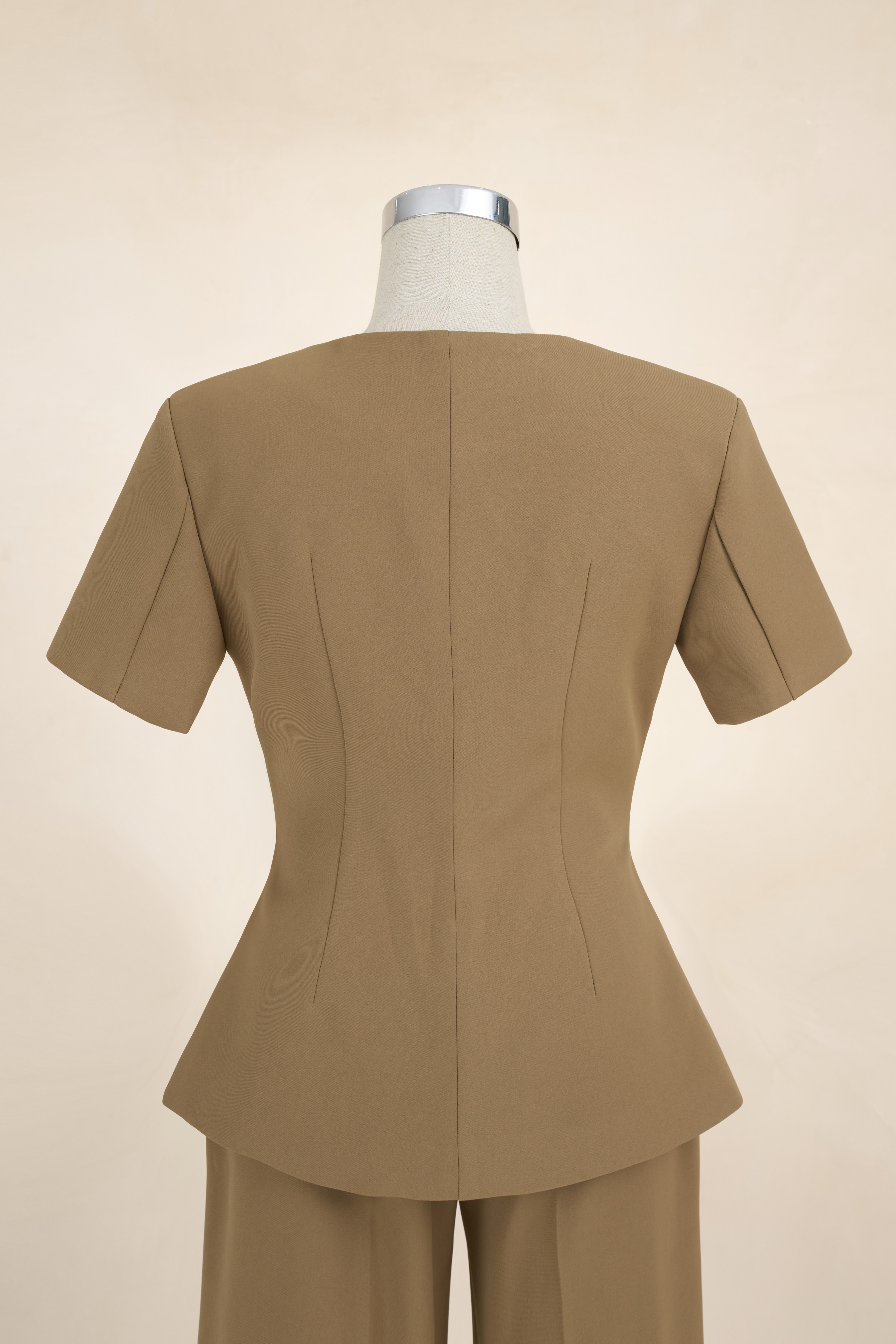 Áo Cổ V Tay Cộc Cúc Đồng