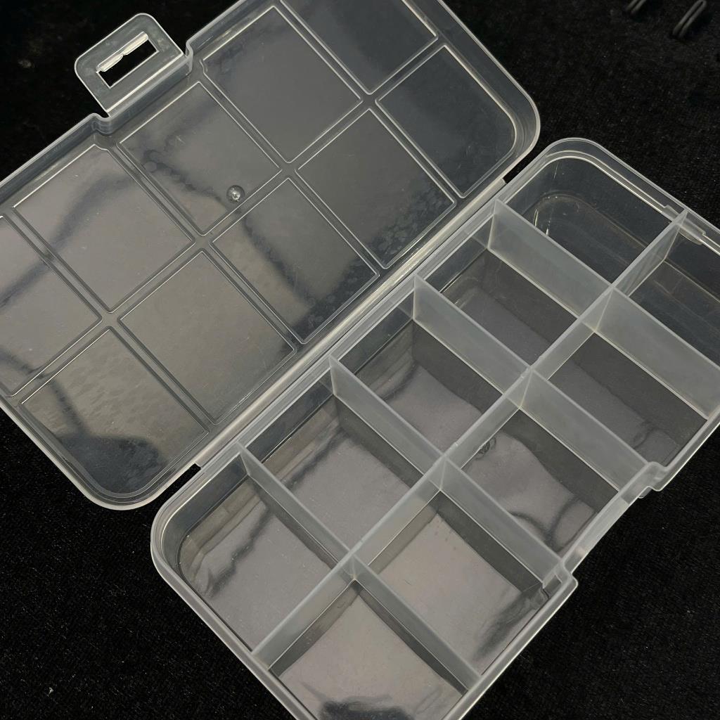 Hộp đựng 12 ô nhựa.