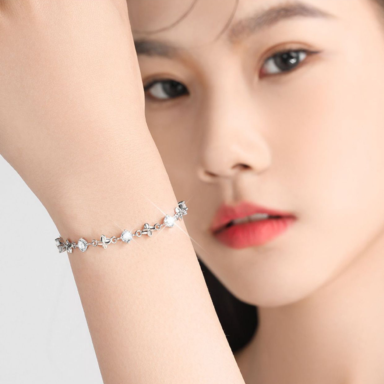 Vòng Tay Kim Cương Nhân Tạo Hoa Bốn Cánh – Thiết Kế Nữ Tính Nhẹ Nhàng_thumbnail_5