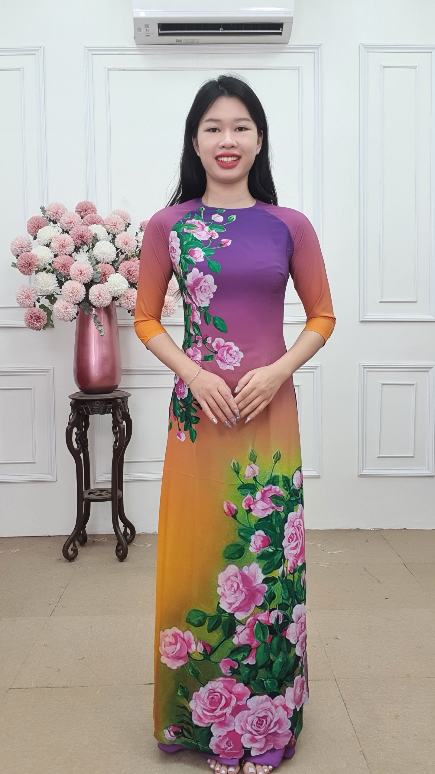 A2008 áo dài lụa nhật tròn lỡ nền tím nho  omber cam hoa hồng vẽ