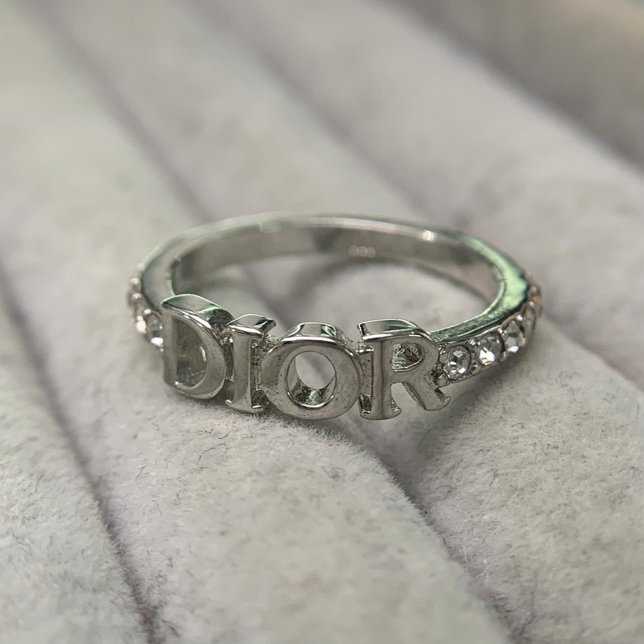 nhẫn kiểu khắc chữ DIOR viền kim cương sang trọng size 6_thumbnail_2