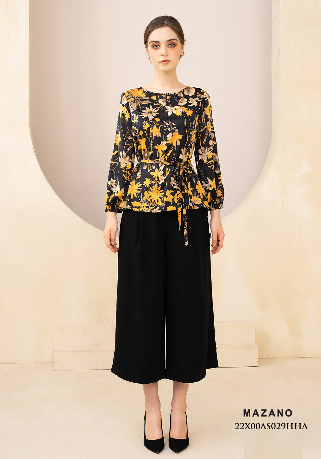 Áo top đen hoa vàng chui đầu thắt đai tay xẻ