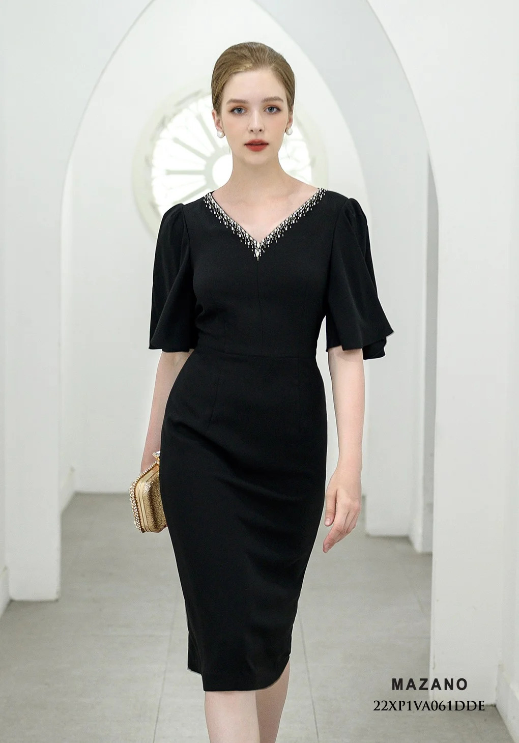 Đầm dự tiệc đen ôm cổ V đính đá tay rủ