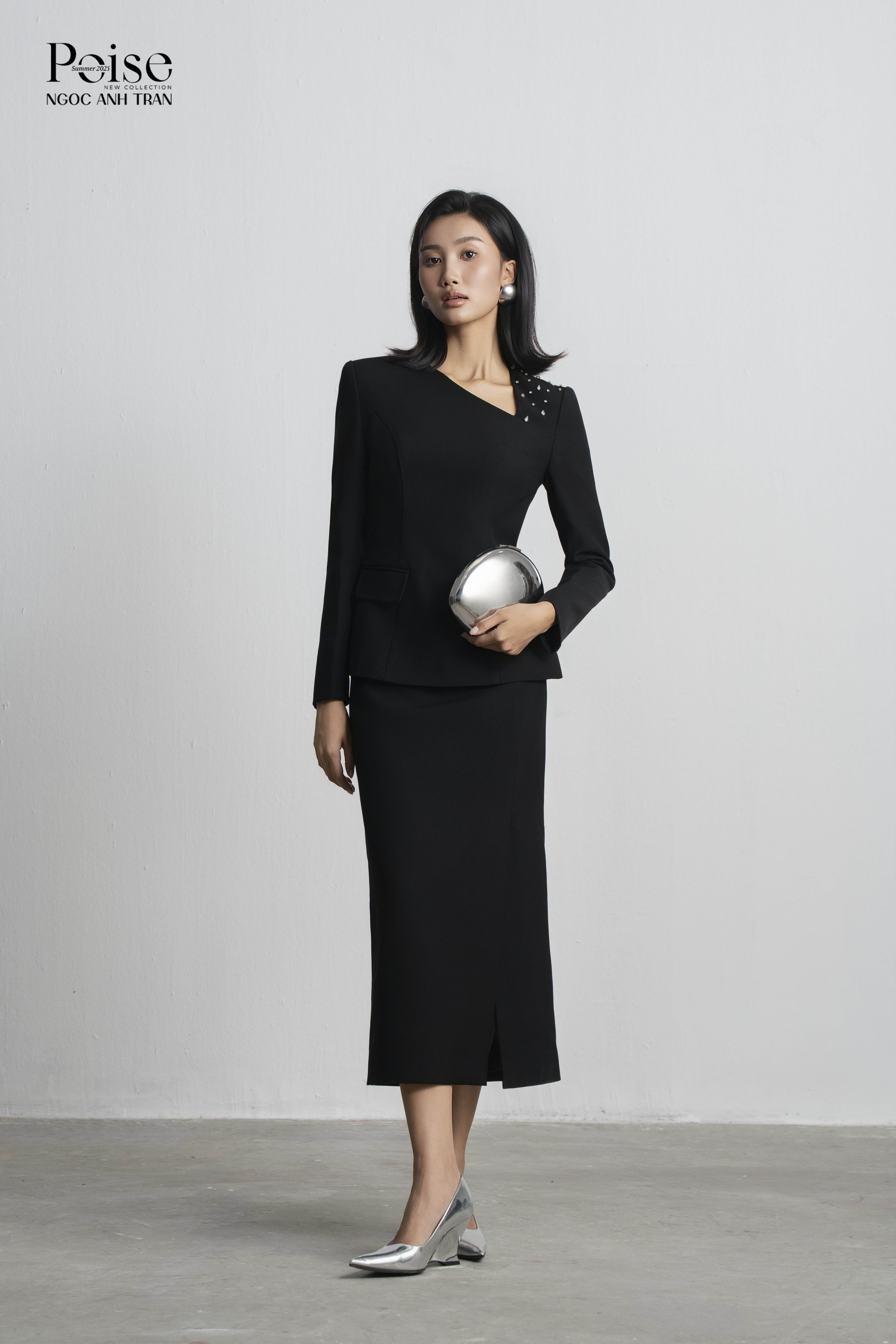 V048  - Áo vest dài tay đen vai đính đá