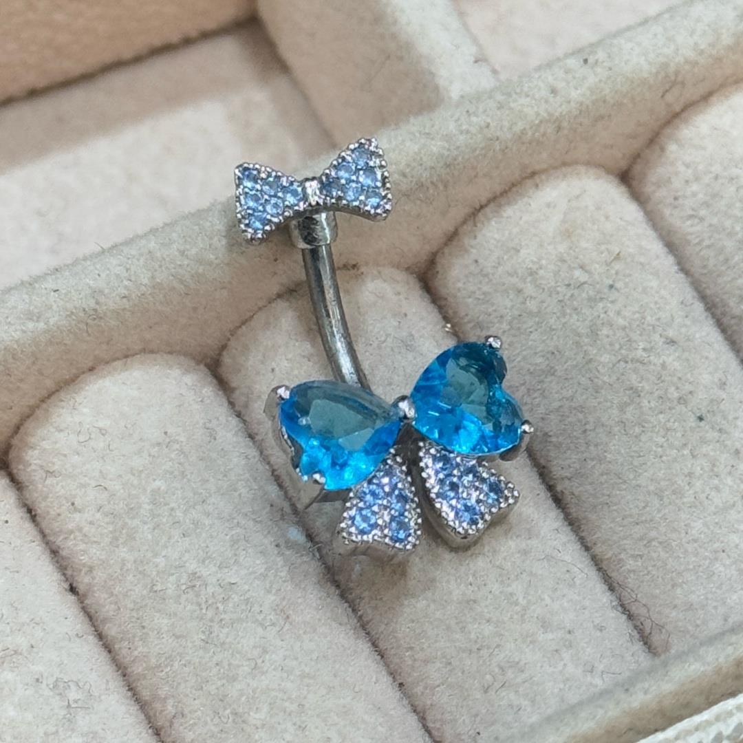 khuyên rốn con bướm xanh đính nơ.