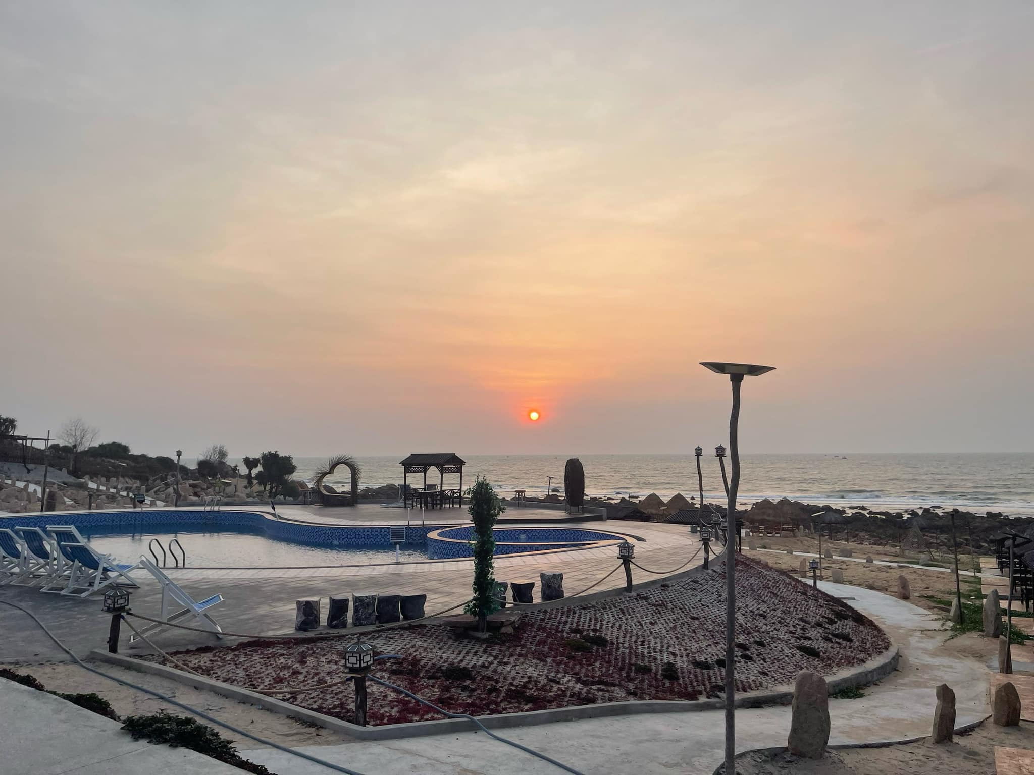 Dự án lắp đặt đèn năng lượng mặt trời Khu du lịch The First Village Bình Thuận