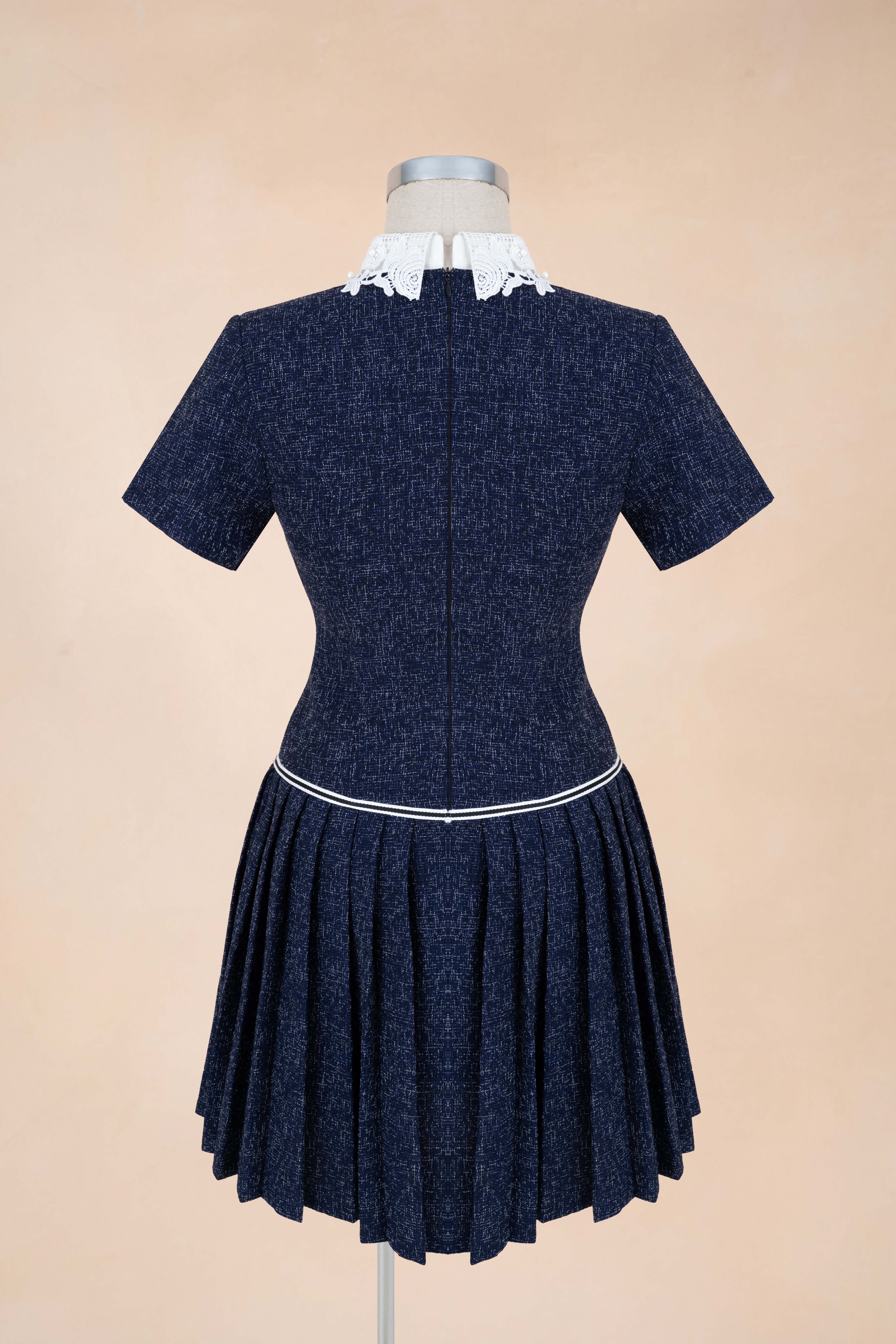 Đầm Xếp Ly Khoá Ngực Cổ Ren