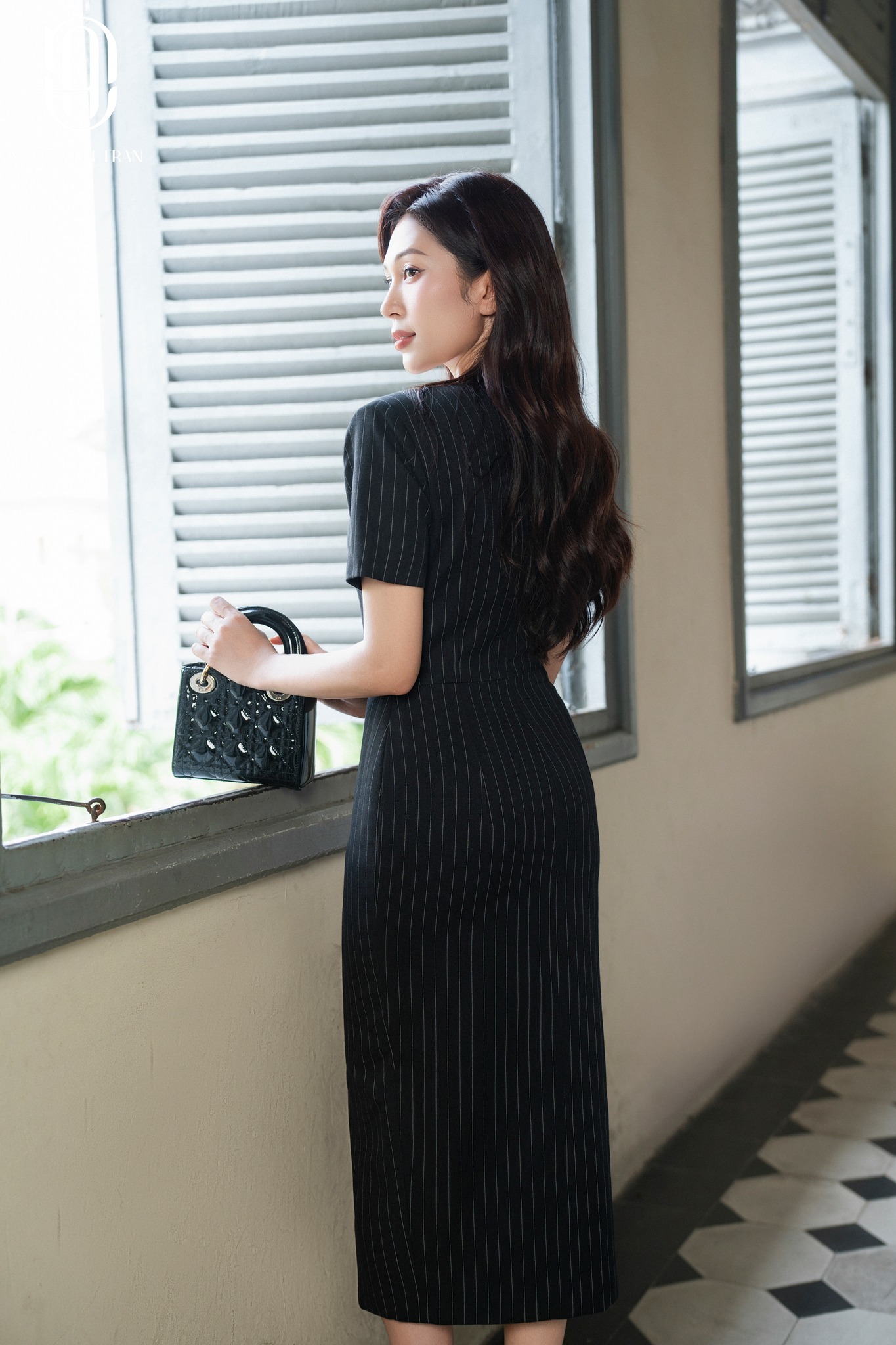 D144 - Đầm kẻ đen cổ tà lật_thumbnail_5