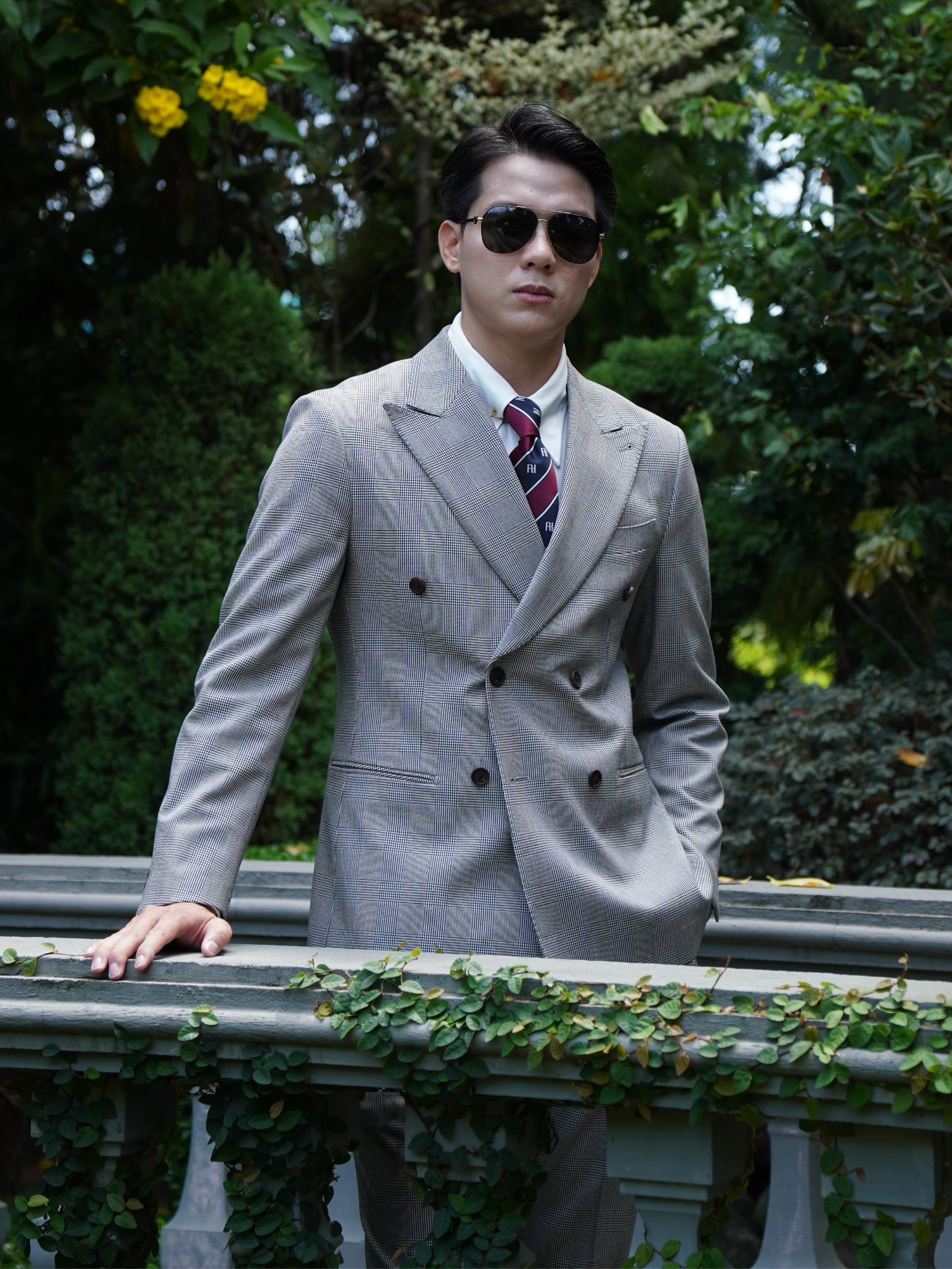 Chú Rể Nên Mặc Suit Màu Gì? Cách Chọn Vest Cưới Theo Địa Điểm & Concept