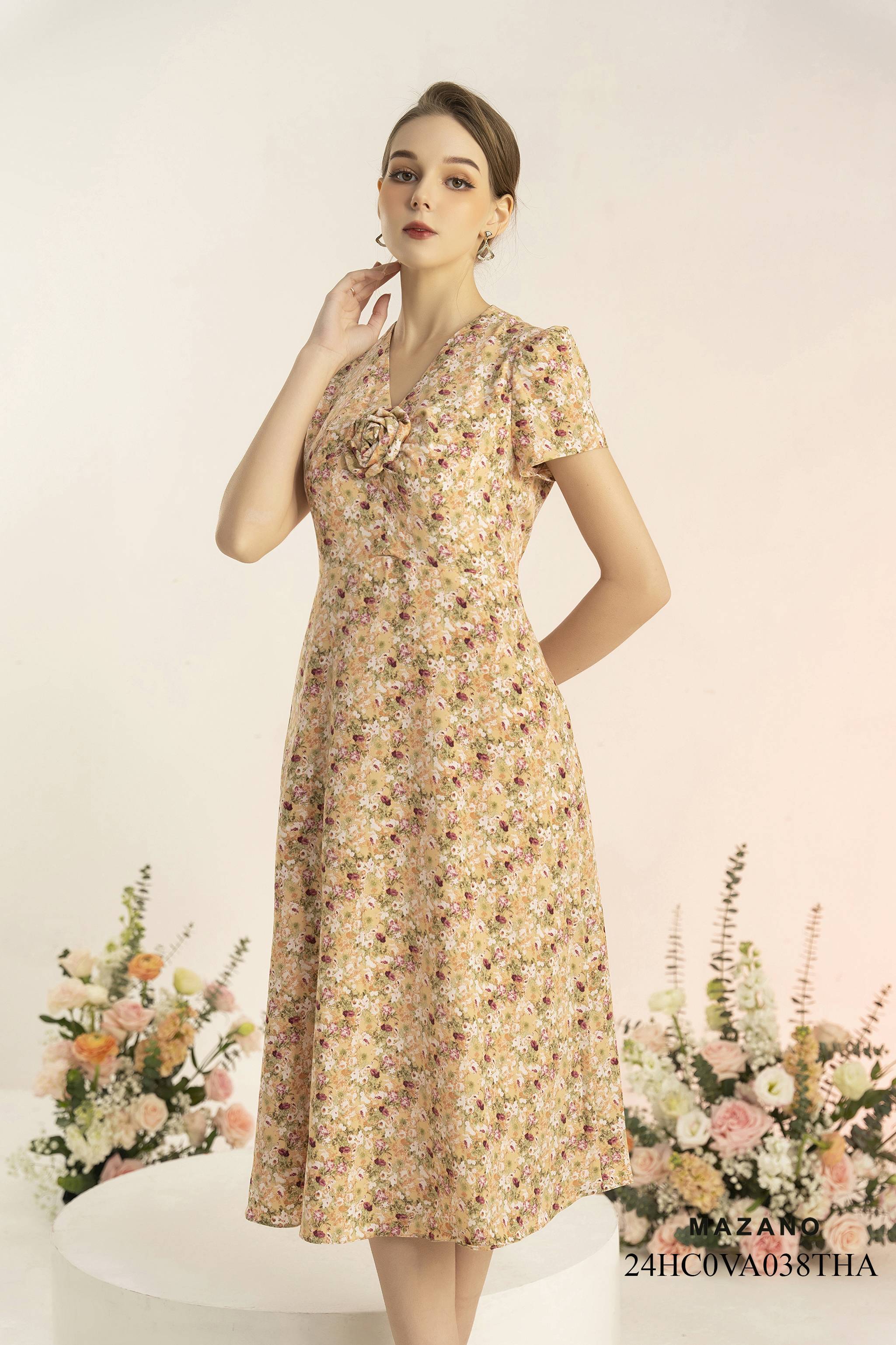 Đầm vàng nhạt họa tiết eo cao trang trí hoa ngực_thumbnail_3