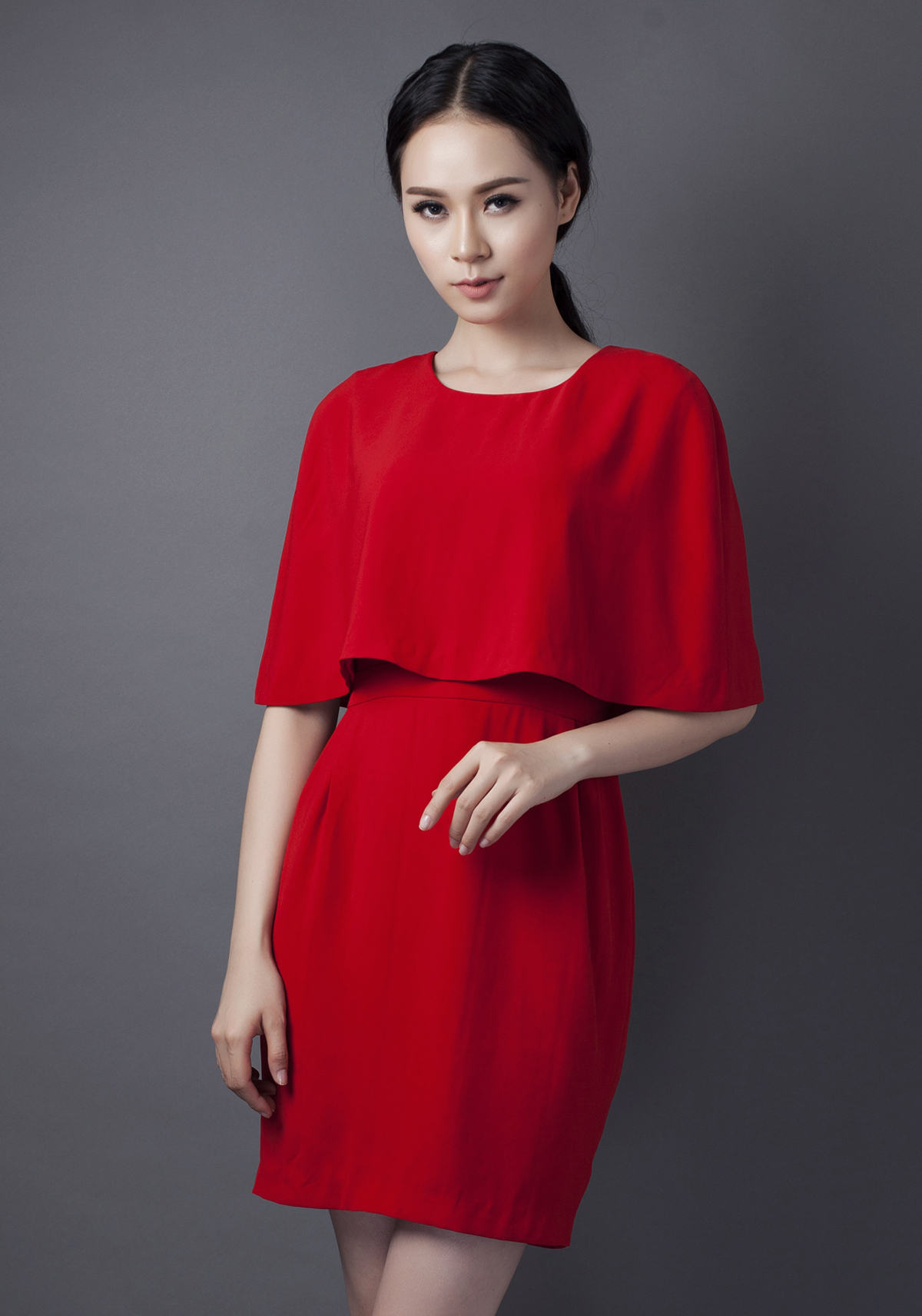 Váy đỏ cổ chùm thân cổ tròn