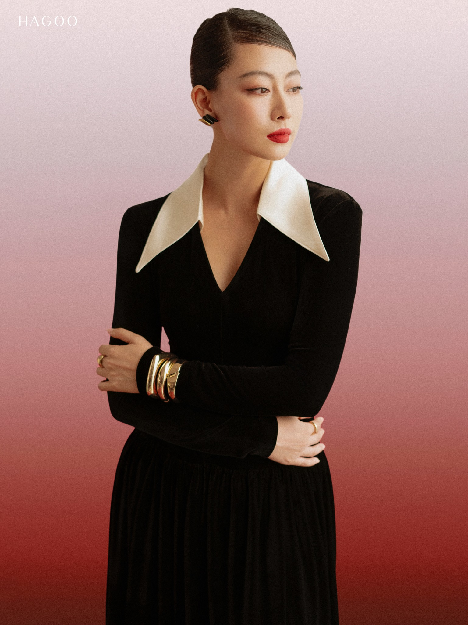 Rok beludru beludru dengan koordinasi putih