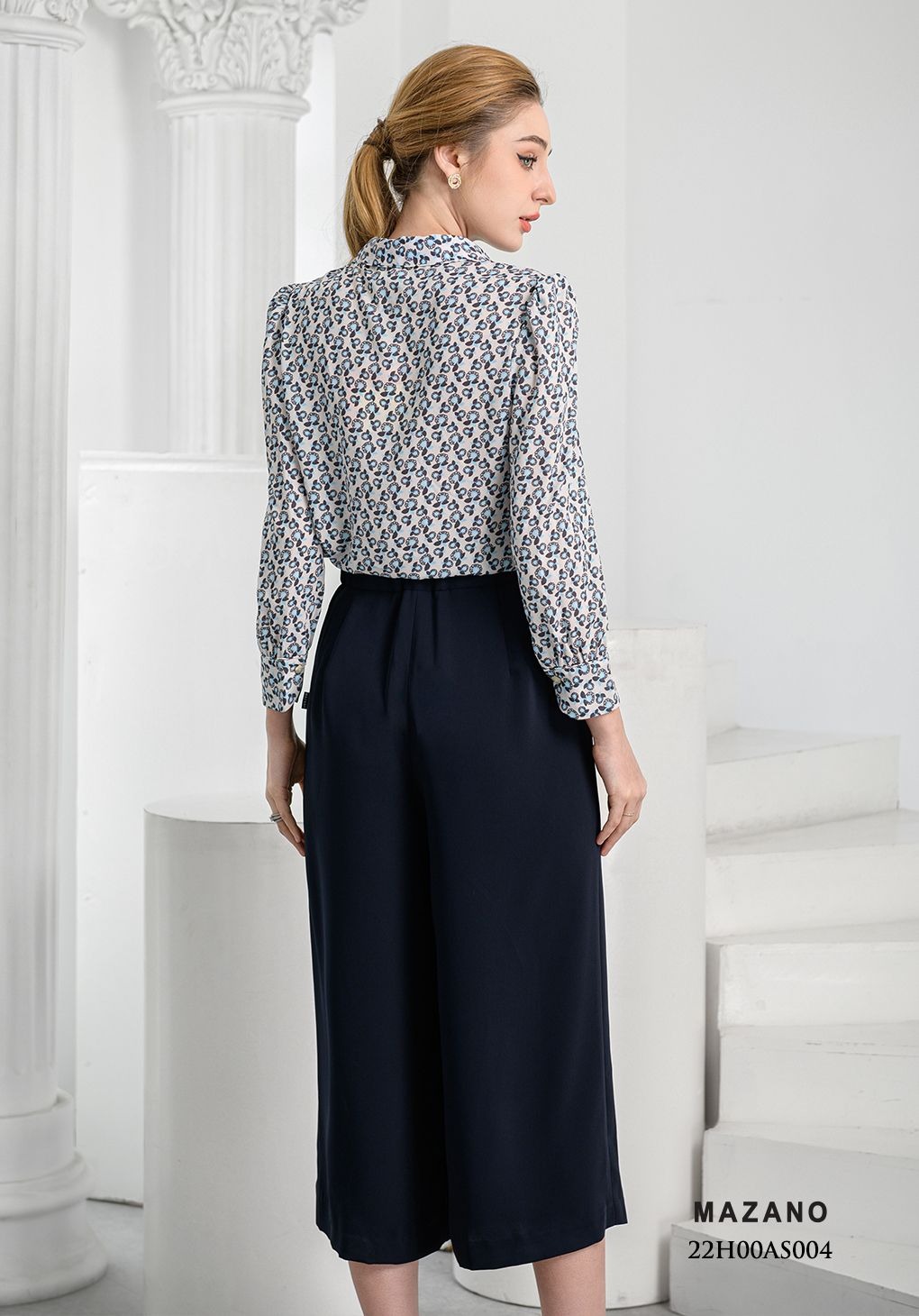 Áo sơ mi họa tiết form gọn, lá cổ cách điệu