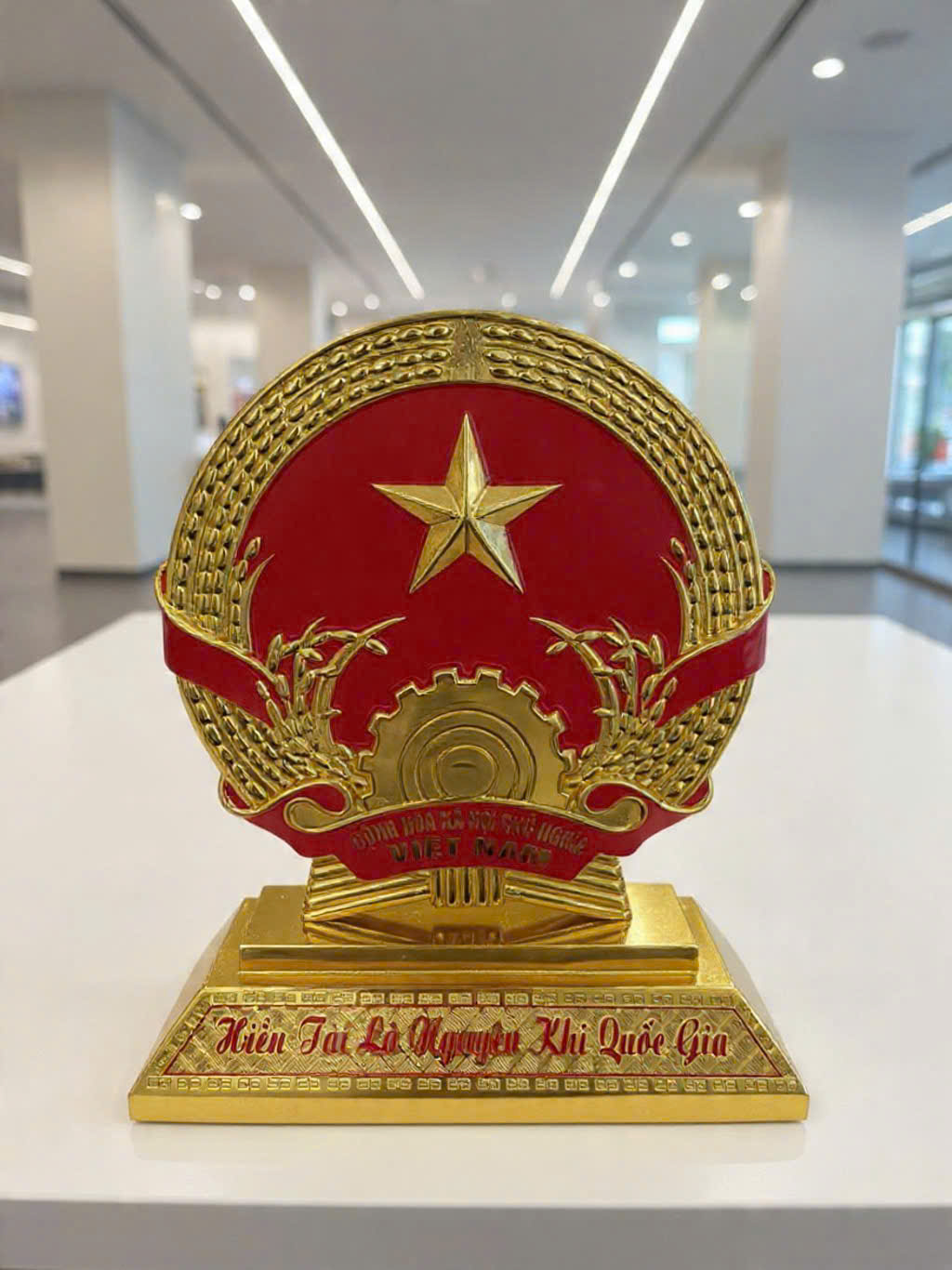 Quốc huy Việt Nam để bàn bằng đồng mạ vàng 24k KT 27X23X8CM_thumbnail_3