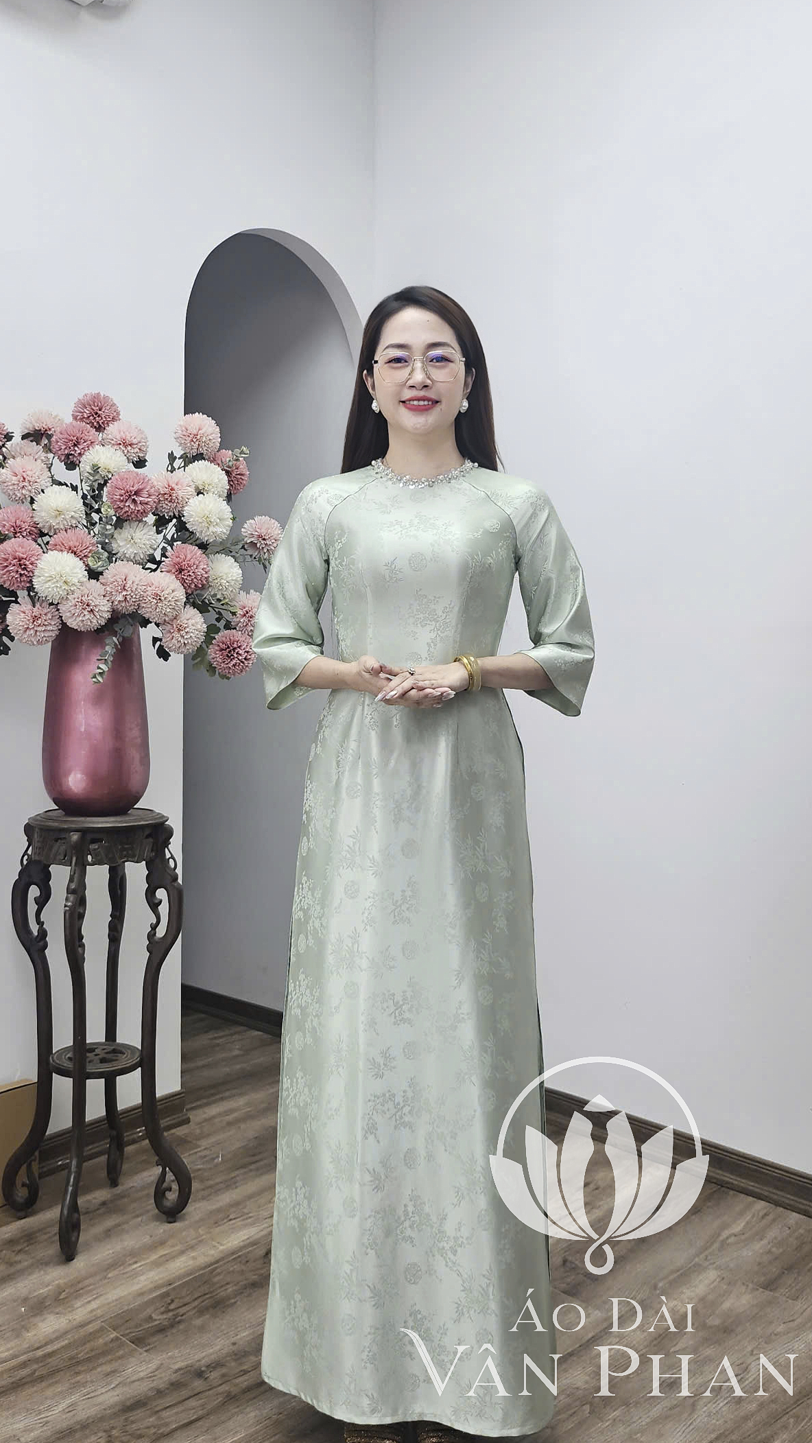 A3045 áo dài cổ khít tay loe gấm trúc mai màu xanh lá nhạt viền cổ