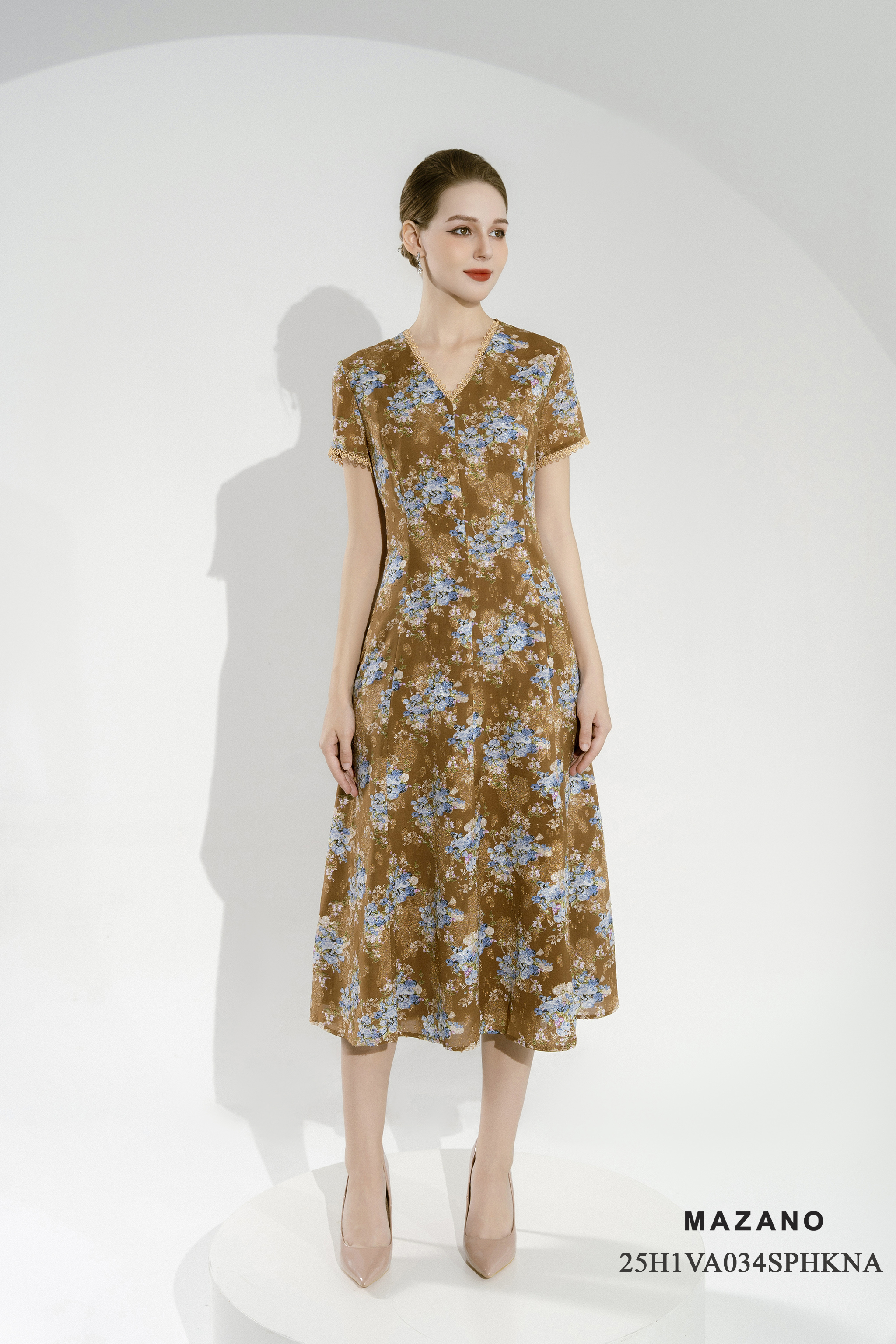 Đầm eo suông nhẹ chân rủ Họa tiết hoa Cổ V Tay ngắn Dài qua bắp