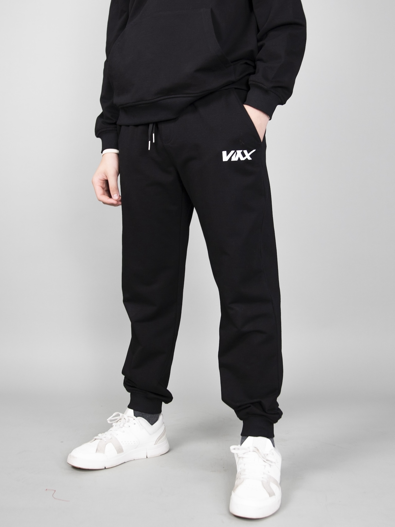 Quần nỉ màu đen chữ VXX