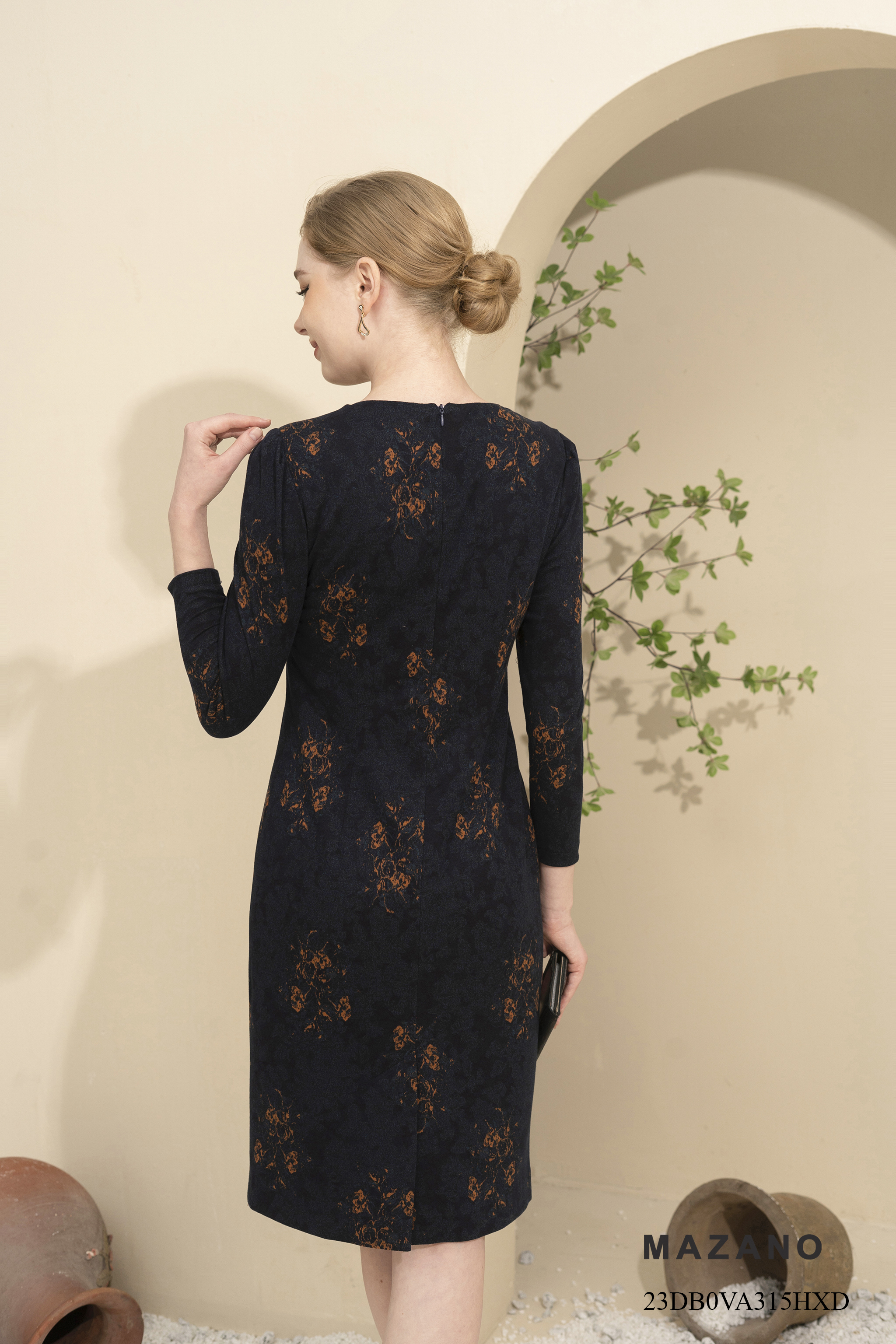 Đầm dạ len cổ tròn, đính cúc đá suông ít