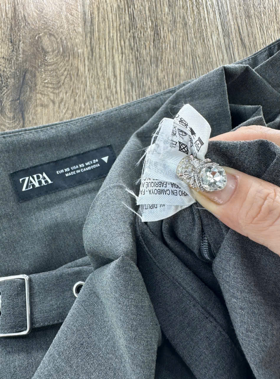 C4 CHÂN VÁY XÁM_thumbnail_3