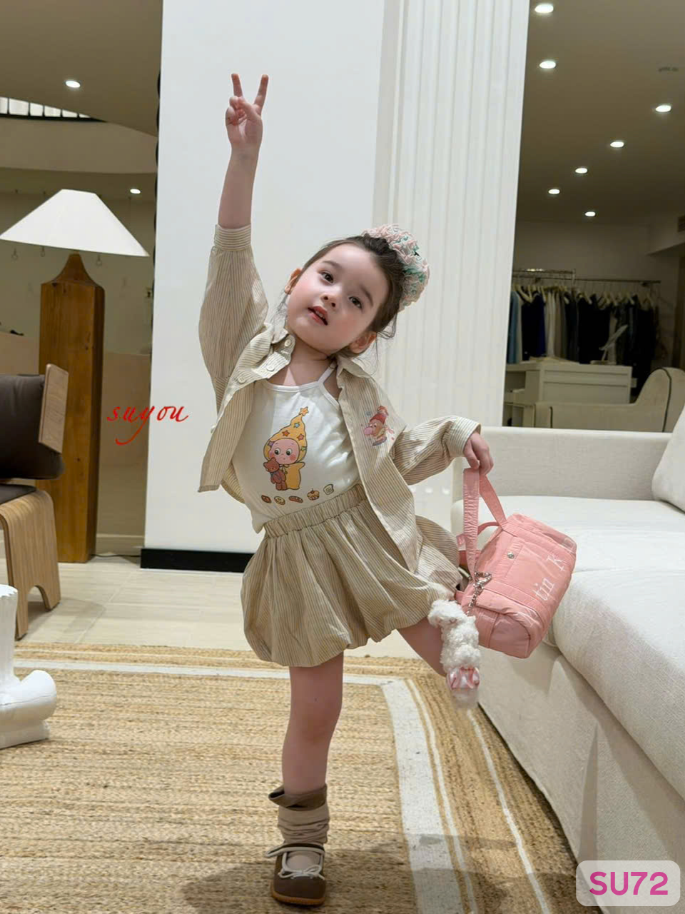 SU72 - Set áo thun in hình phối áo khoác kẻ sọc quần short màu kem hãng Suyou