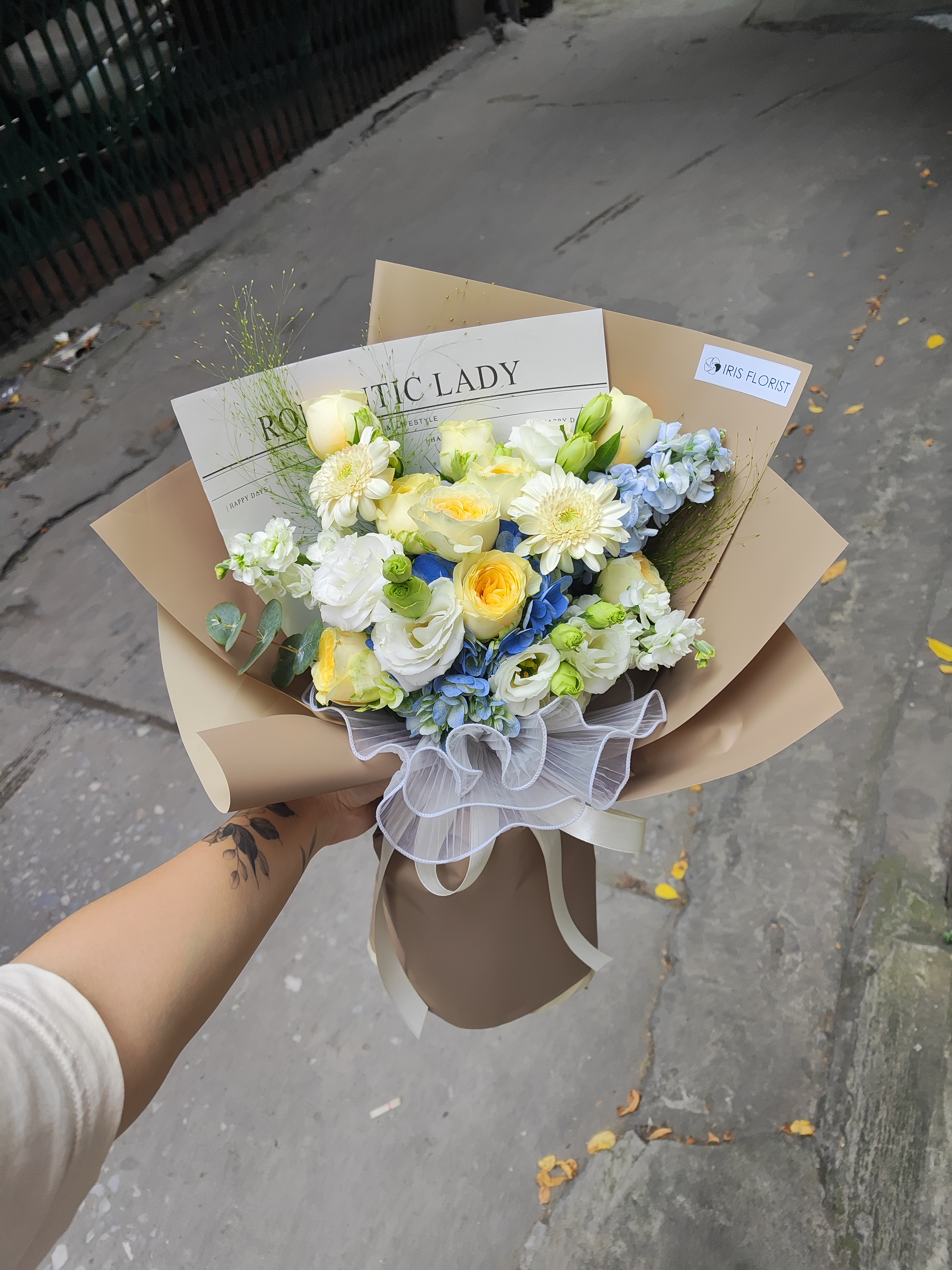 Juliet Vàng mix hoa tone trắng xanh - bó size M