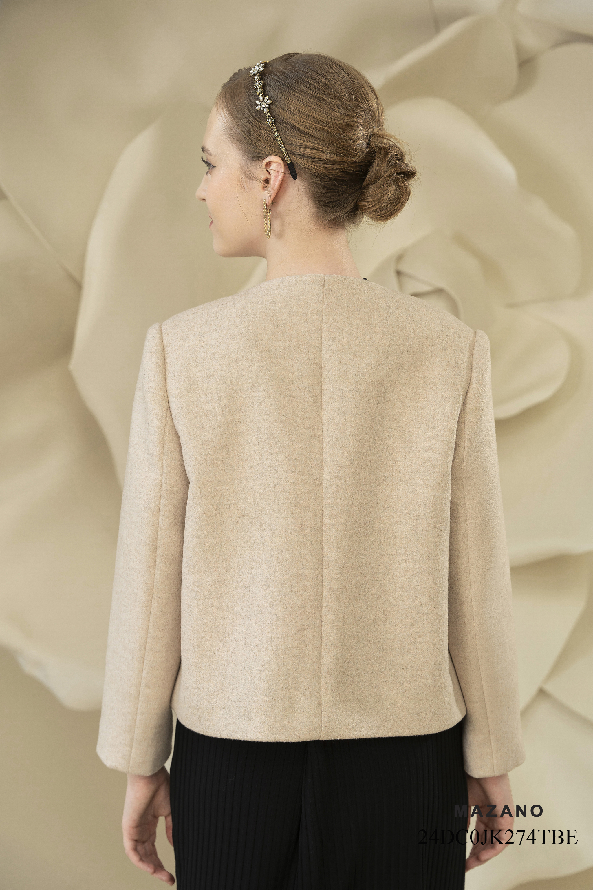 Áo khoác suông ngắn Vải Dạ lông cừu nhập khẩu Đính trang trí cúc hoa Cổ tròn Tay dài Dài qua eo_thumbnail_5