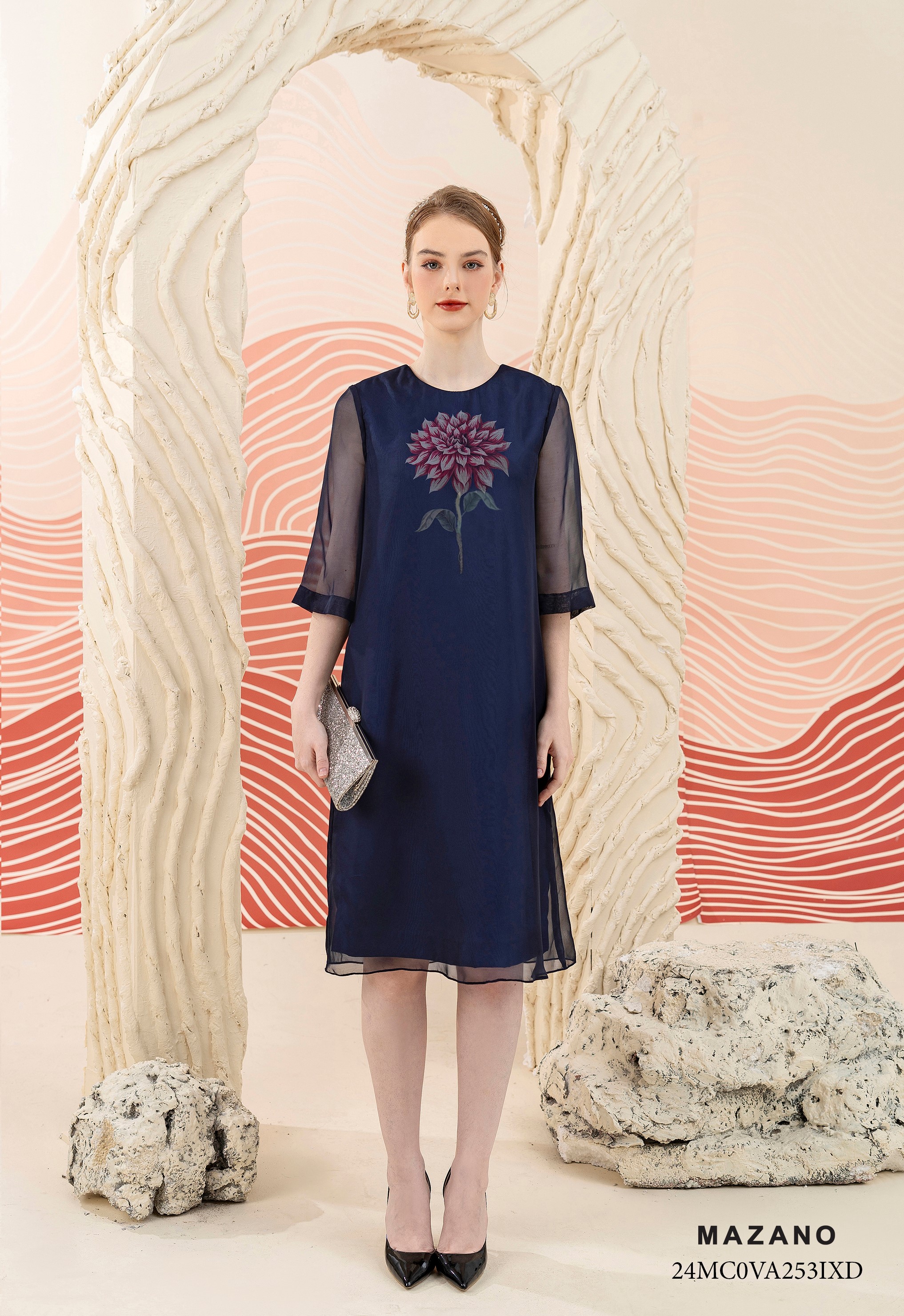 Váy Đầm suông Vải Voan tơ phủ trên vải lụa Họa tiết Hoa  bố cục cách điệu Cổ tròn vừa tay lỡ Dài qua gối 24MC0VA253IXD