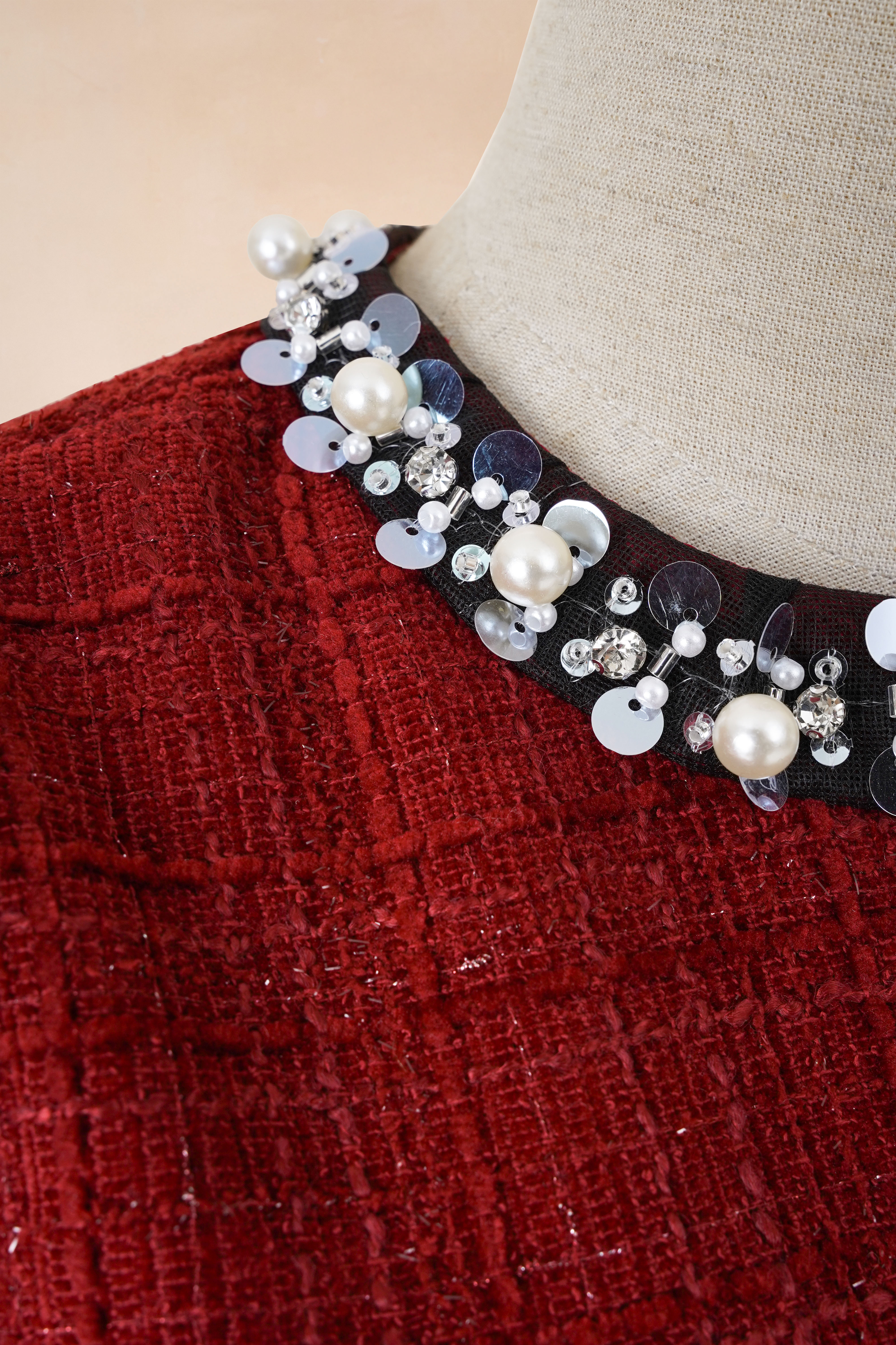 Đầm Bút Chì Viền Đá Cúc Ngực_thumbnail_3