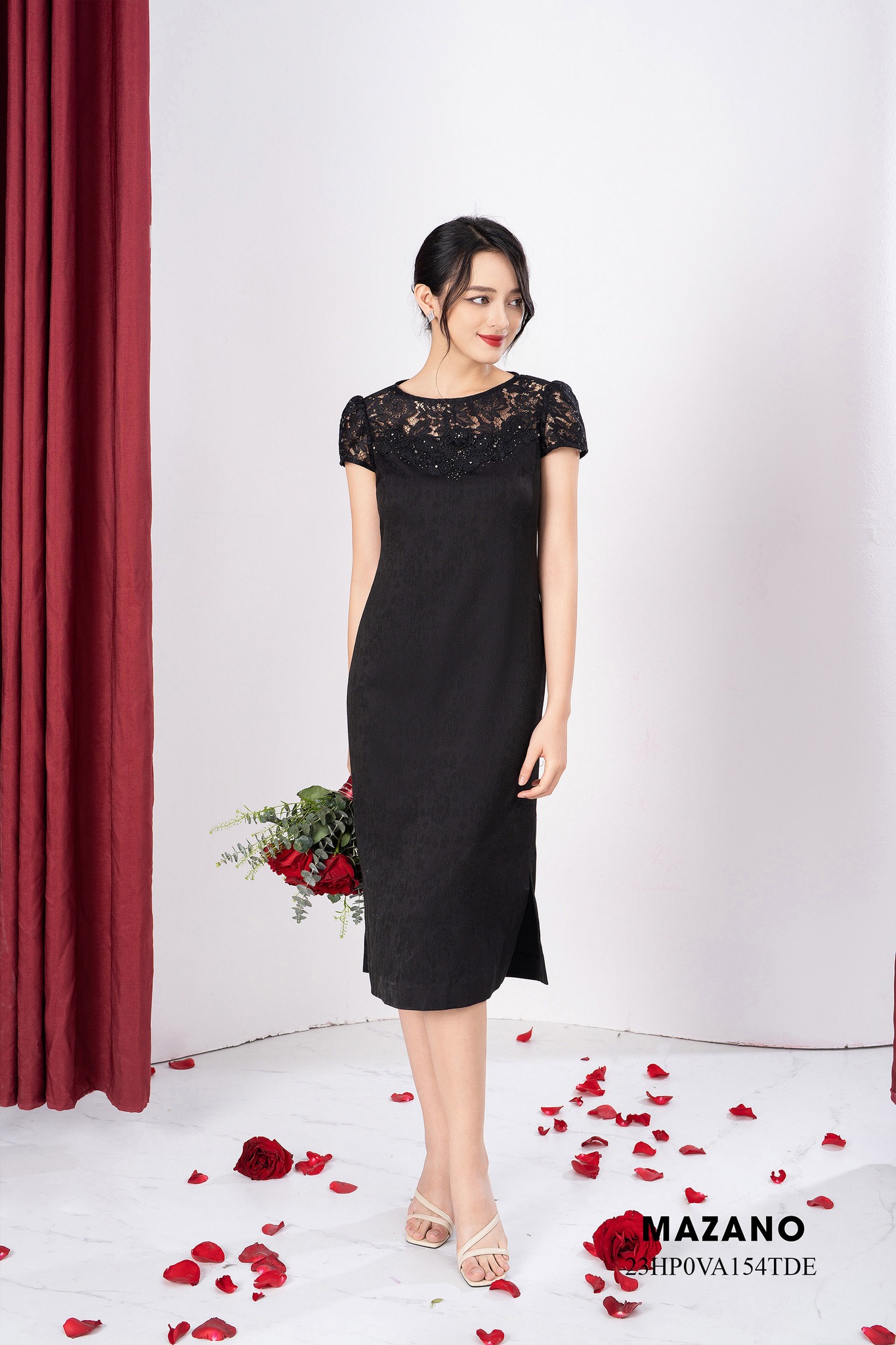 Đầm suông đen phối ren đính hoa ngực