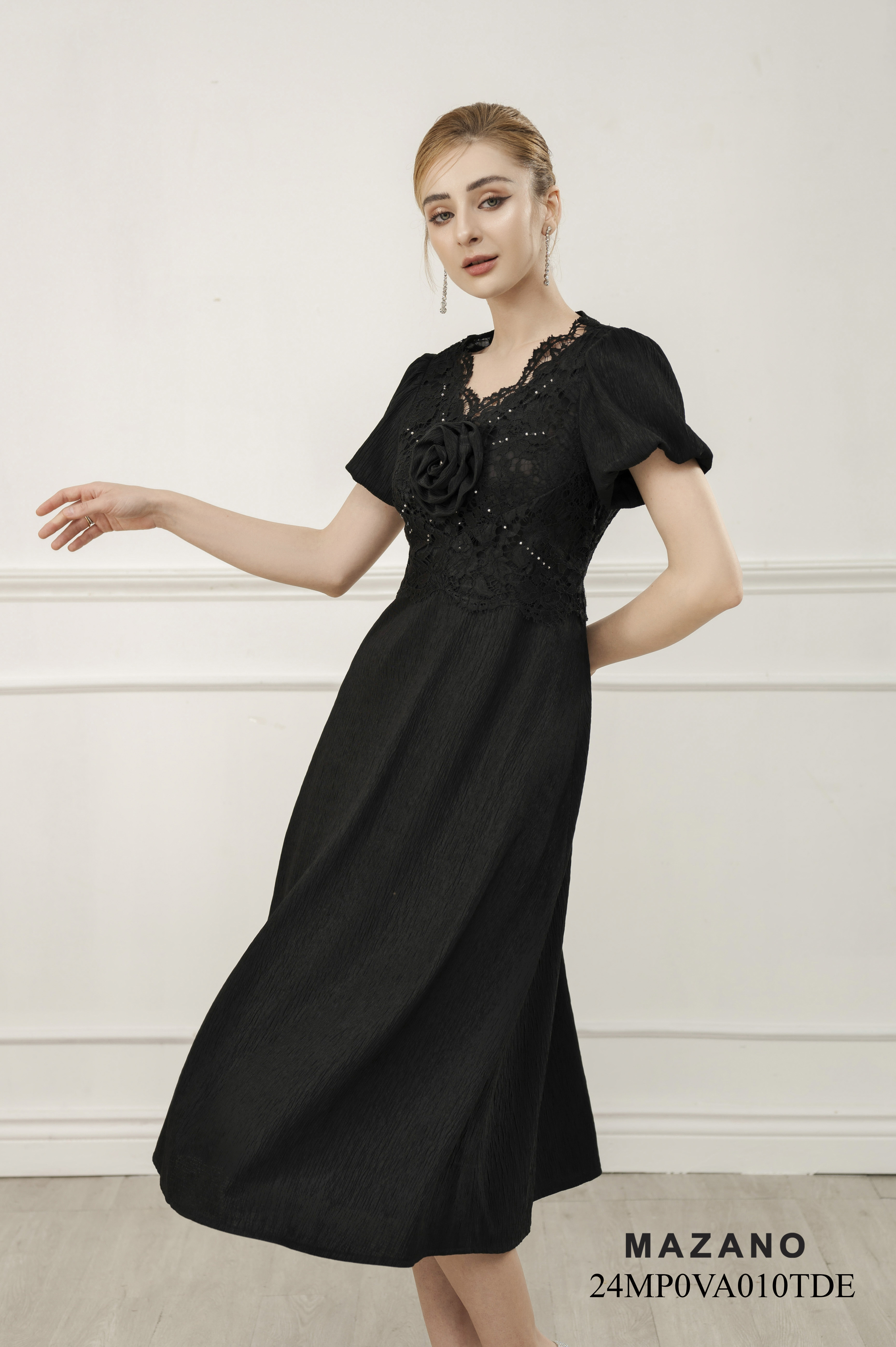 Đầm đen chân rủ phối ren đính hoa ngực_thumbnail_2