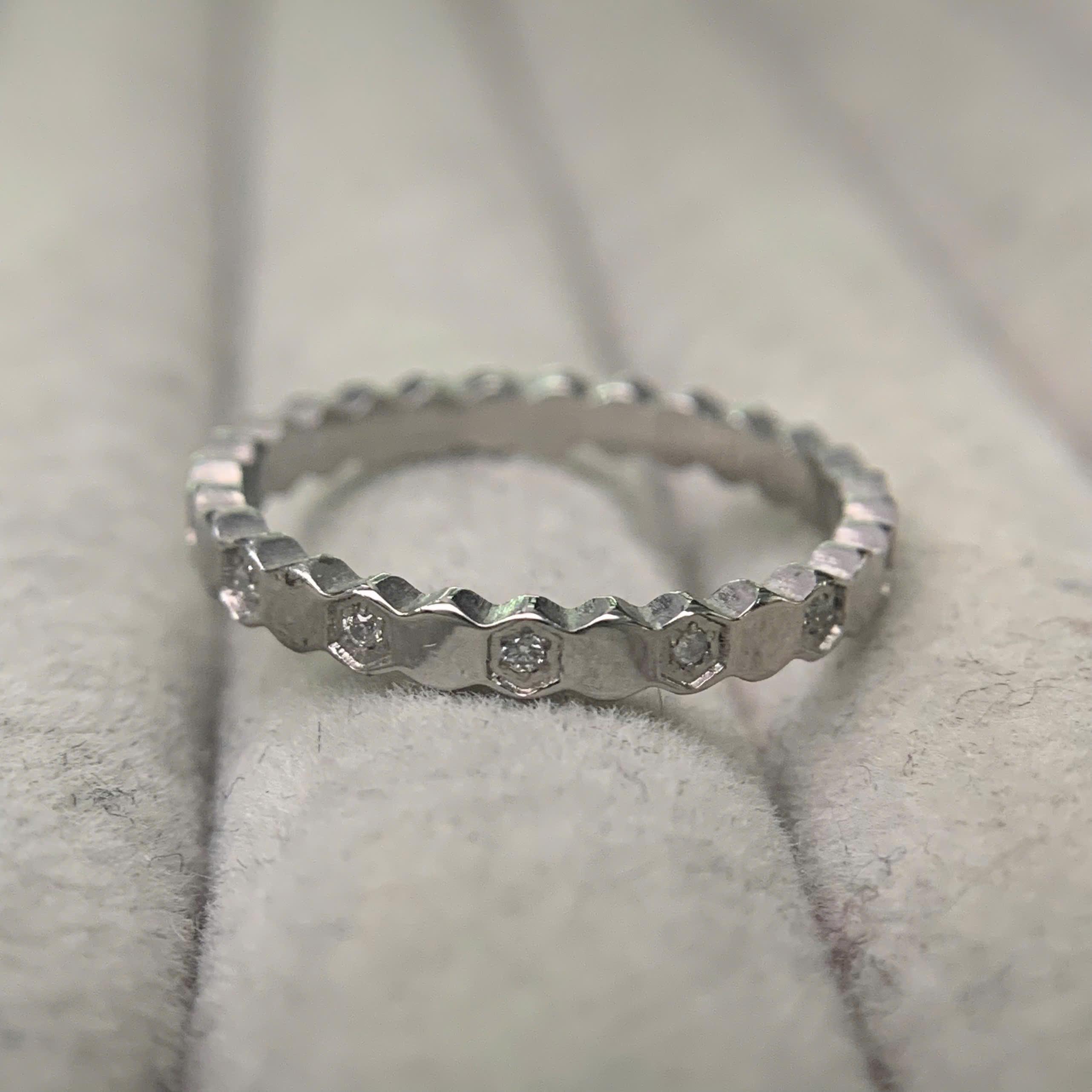 nhẫn kiểu titan bạc kiểu kim cương trắng nhỏ xen kẽ size 6