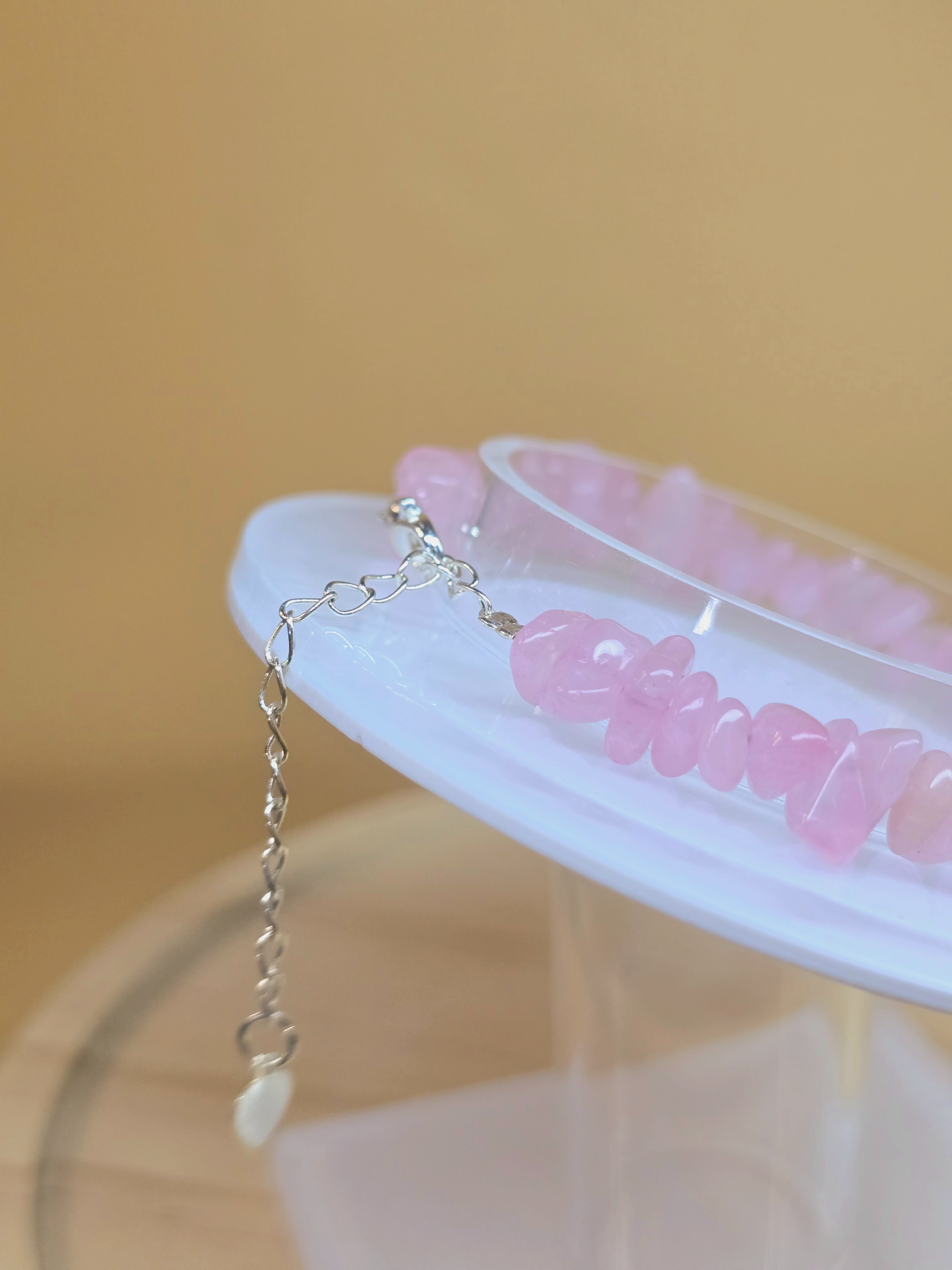 Vòng Hạt Chips Thạch Anh Hồng Rose Quartz Với Móc Khóa Hợp Kim Không Rỉ