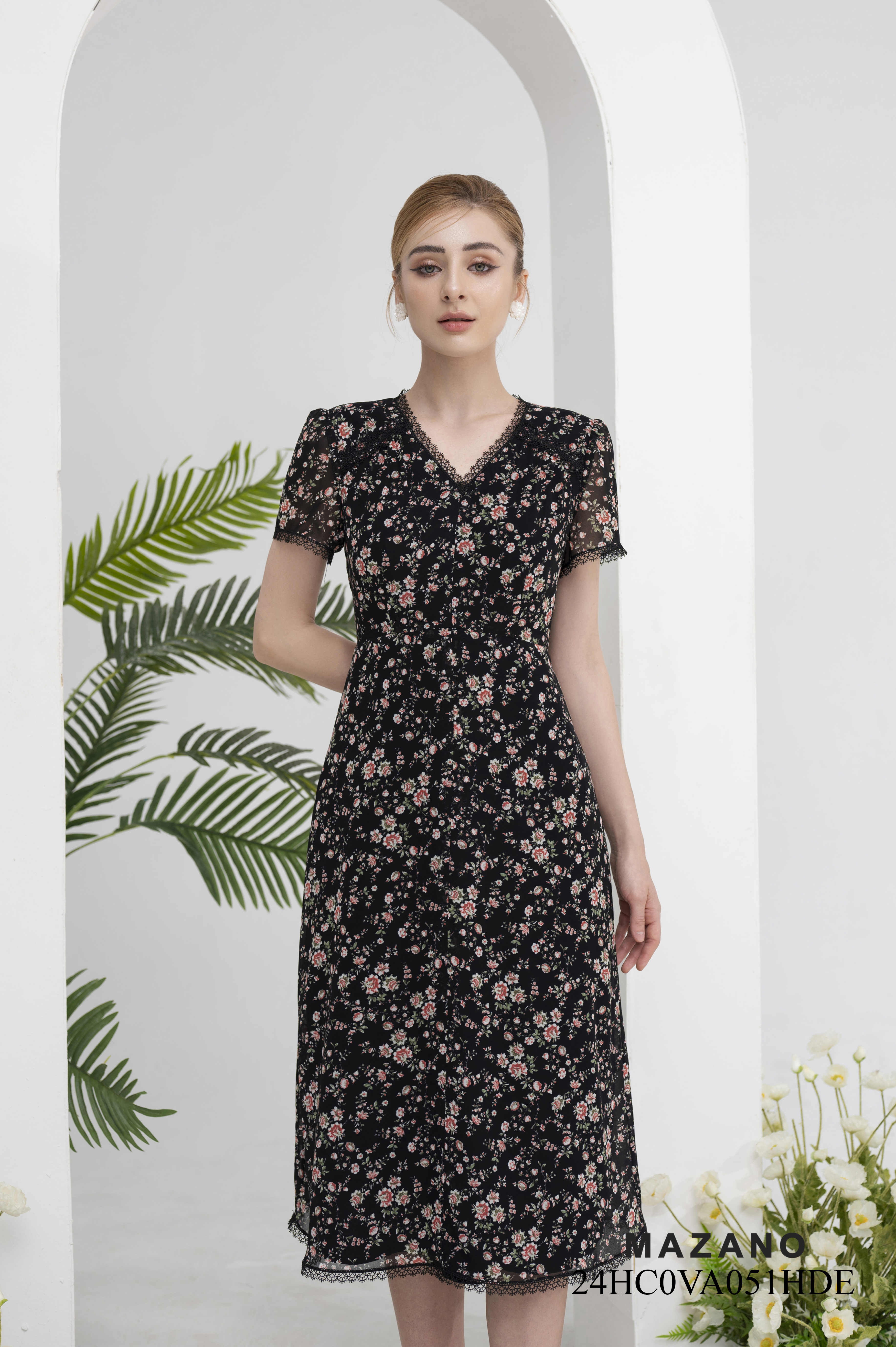 Đầm đen eo cao chân rủ phối ren