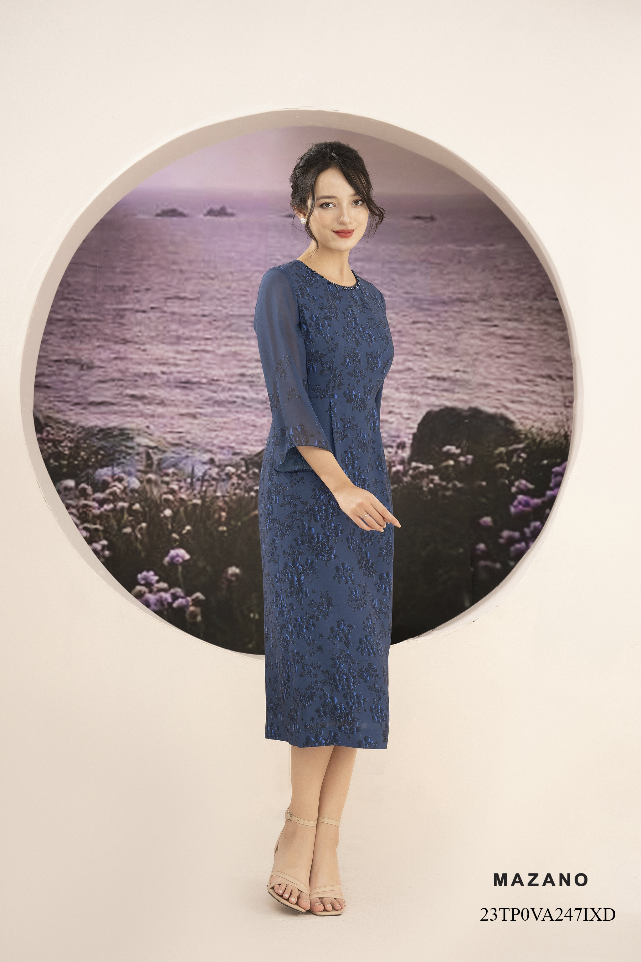 Đầm lụa xanh cổ tròn phối tay cách điệu