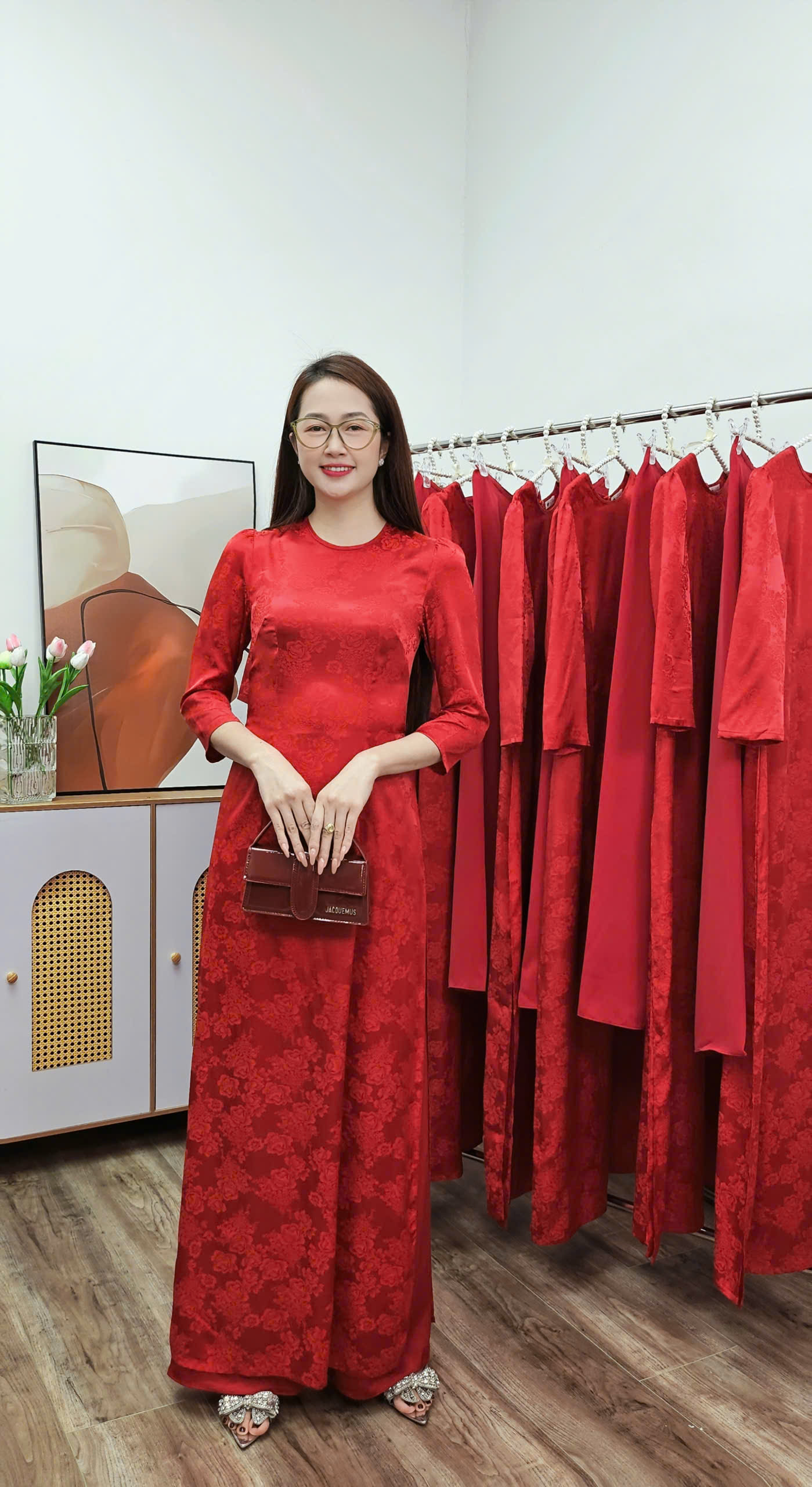 A2873 áo dài cổ khít tay bồng gấm mẫu đơn đỏ đô