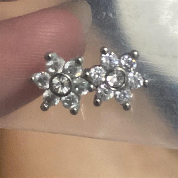 Charm cấy bông hoa.