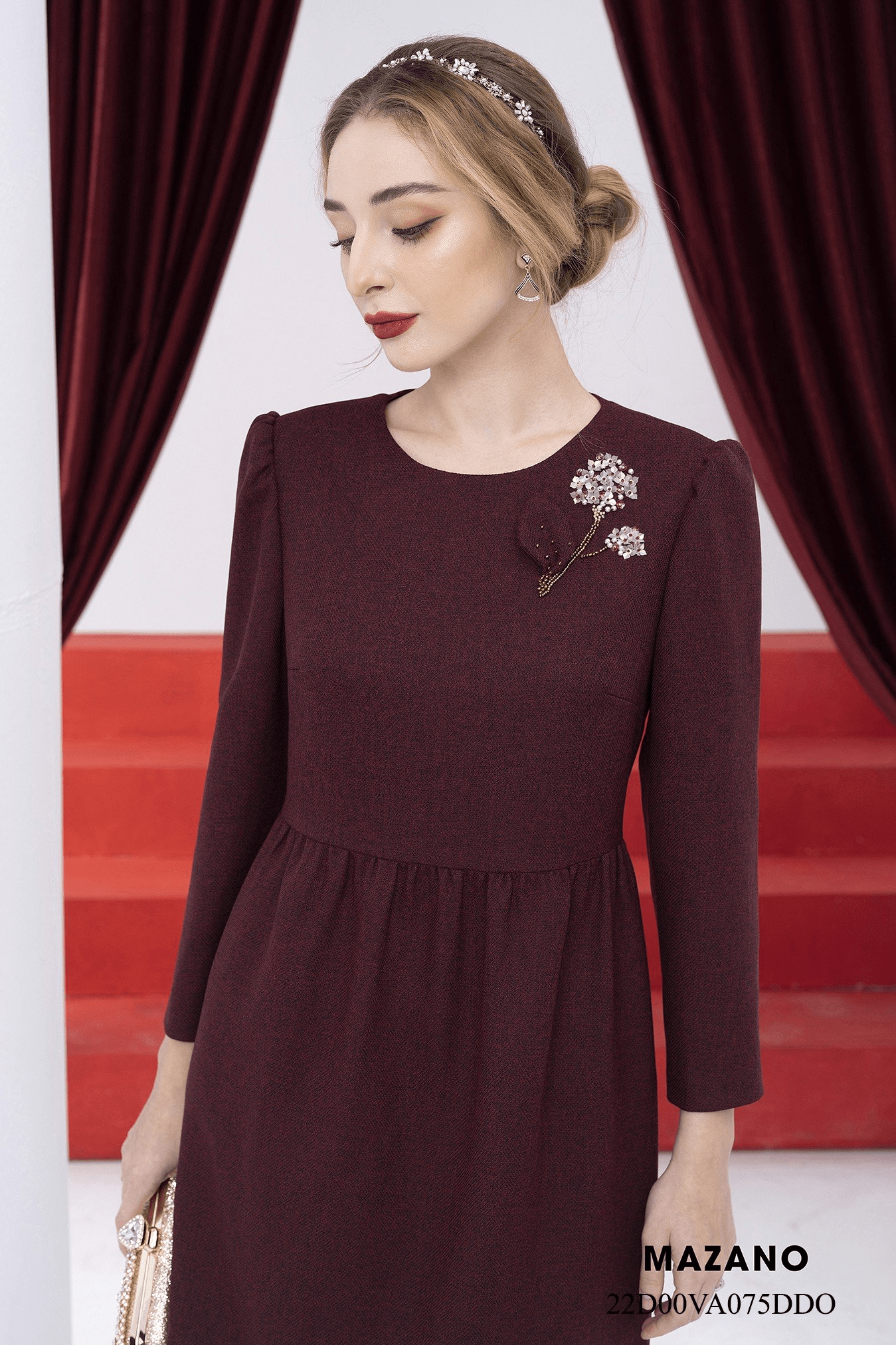 Đầm suông nhún eo đính hoa trang trí