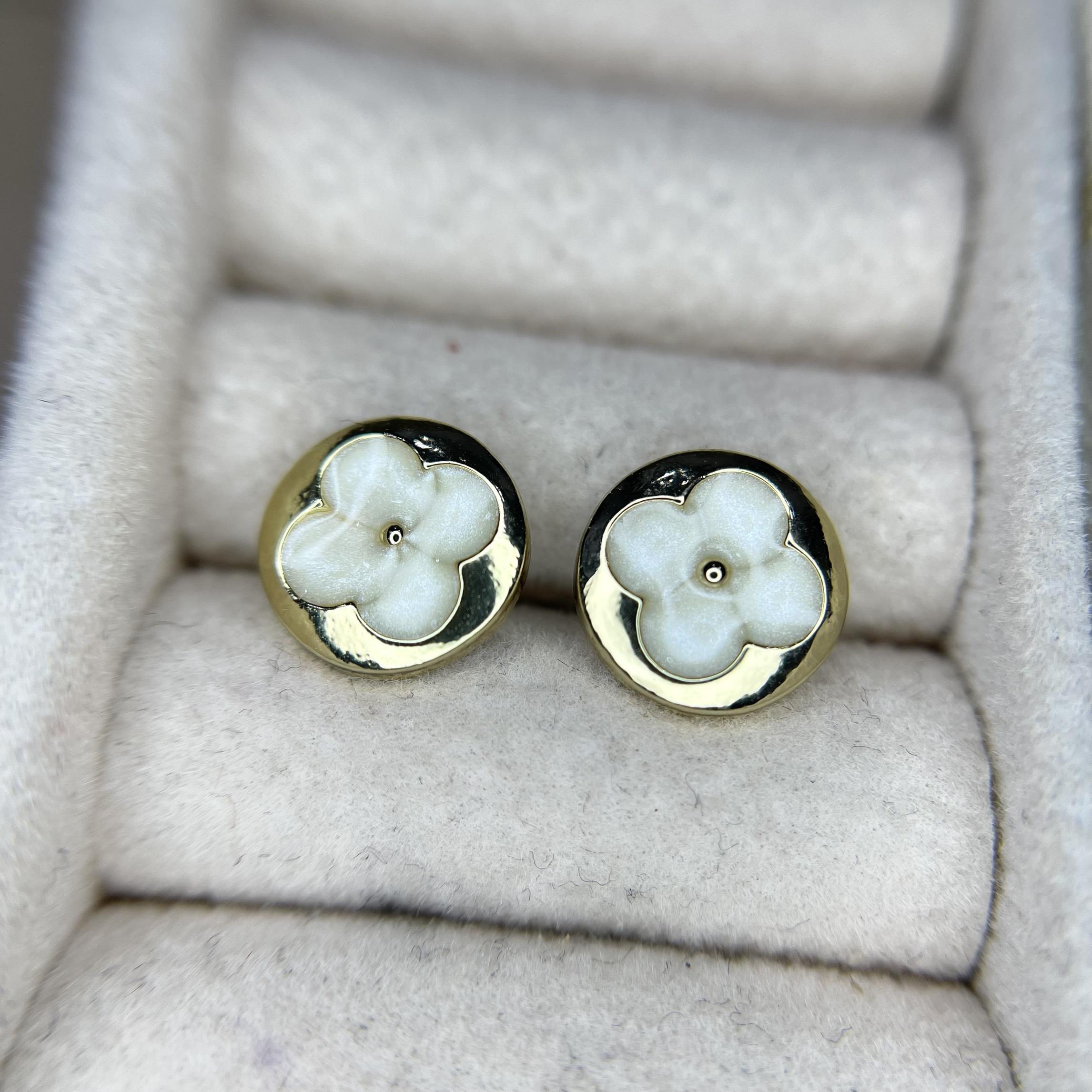 khuyên kiểu cặp cỏ bốn lá hình tròn hoa trắng bốn cánh nhuỵ vàng ngày tết sum vầy 