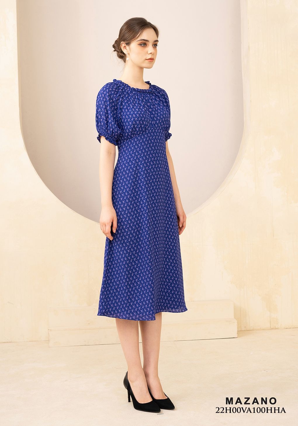 Đầm nền xanh họa tiết tay bồng