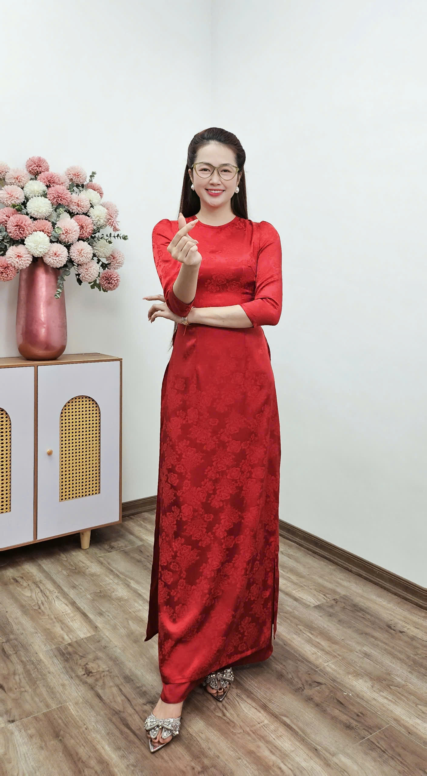 A2873 áo dài cổ khít tay bồng gấm mẫu đơn đỏ đô_thumbnail_5