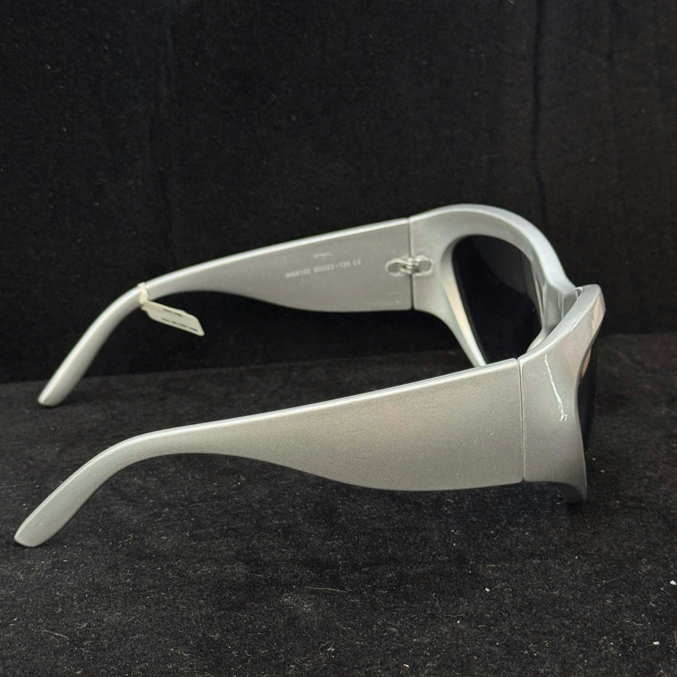 Kính mắt màu xám._thumbnail_2