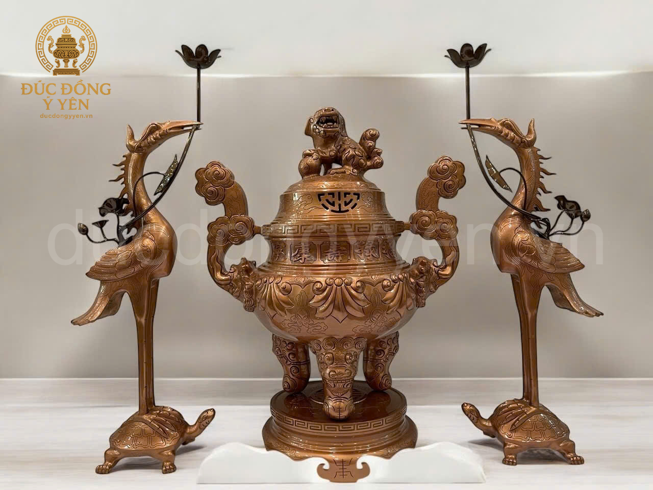 Bộ đỉnh thờ đúc đồng đỏ tam sự hoa sòi làm màu 