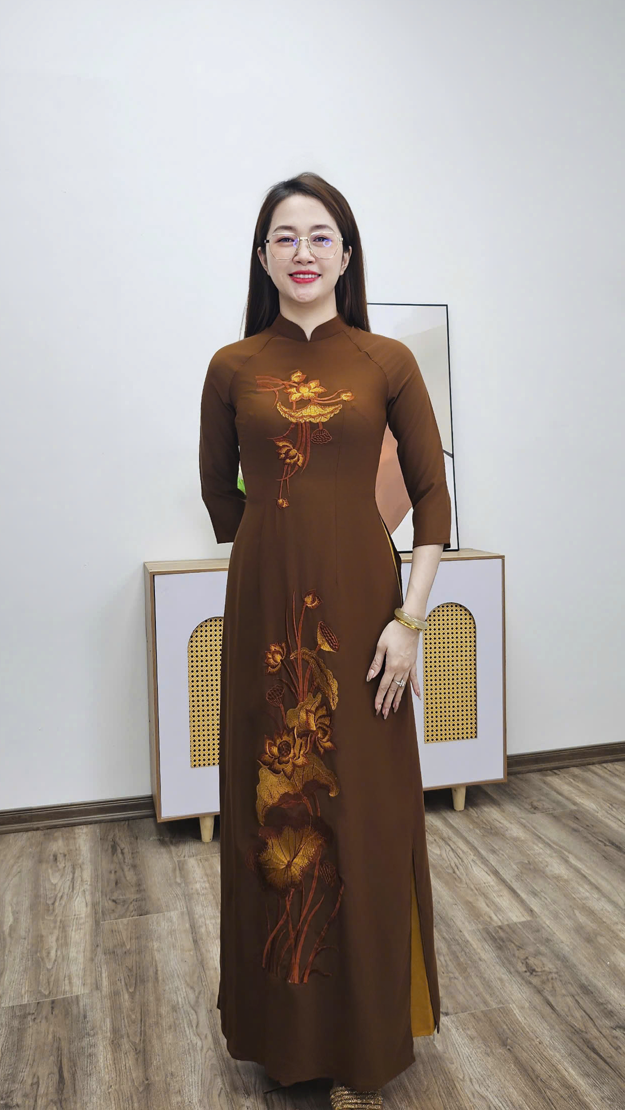 T457 áo dài cổ cao 3p tay lỡ lụa Mỹ nâu thêu hoa sen