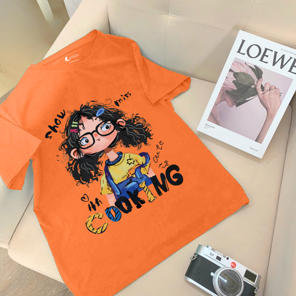 Áo thun nữ dáng rộng in hình Cô gái tóc xù Cooking chất liệu thun cotton - Loza RT8263_thumbnail_4