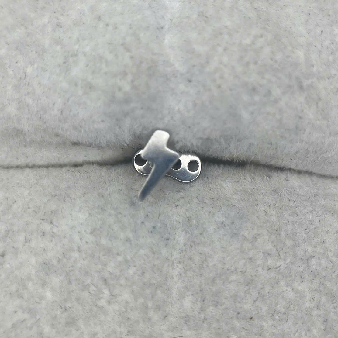 Khuyên cấy titan hình sấm.