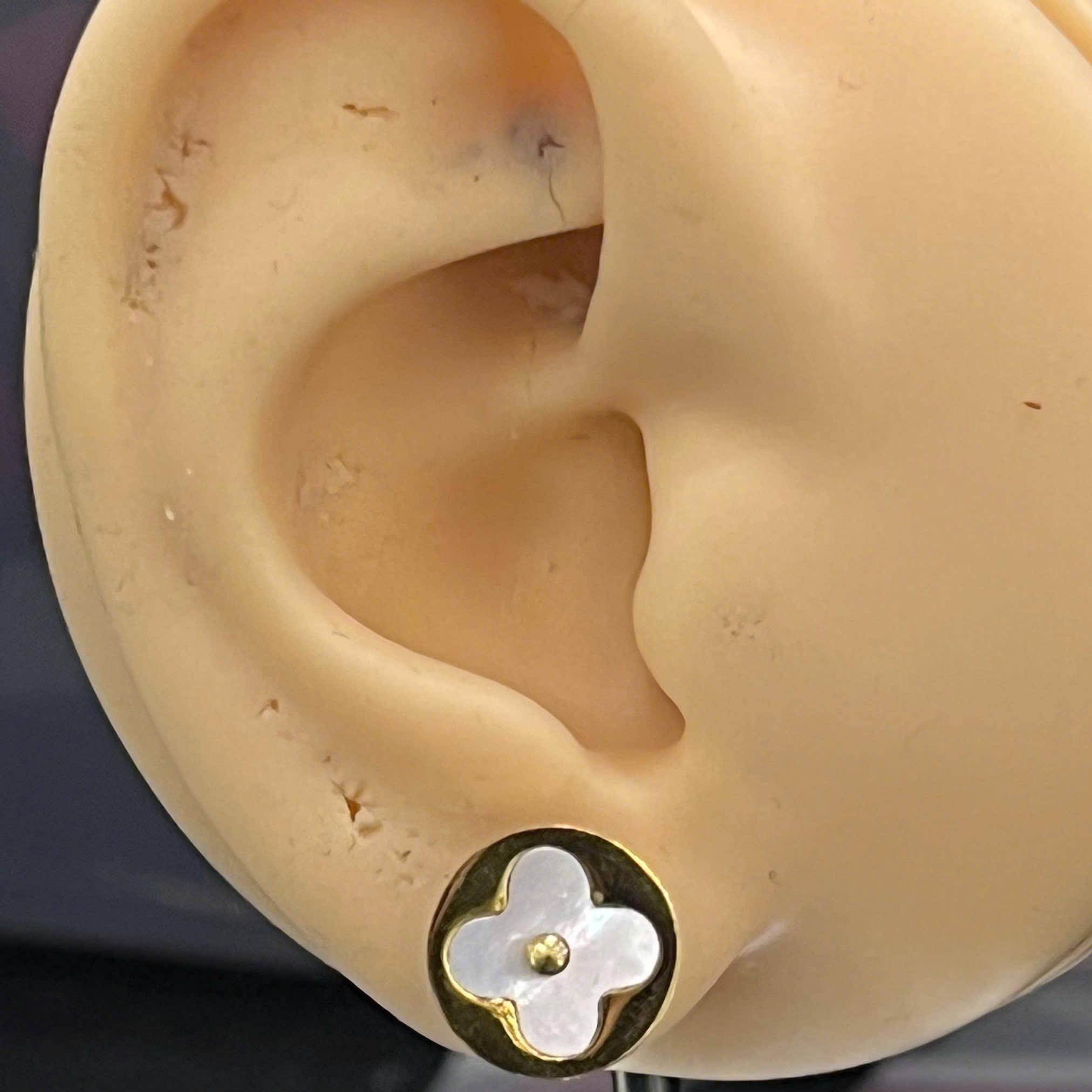 khuyên kiểu cặp cỏ bốn lá hình tròn hoa trắng bốn cánh nhuỵ vàng ngày tết sum vầy _thumbnail_2