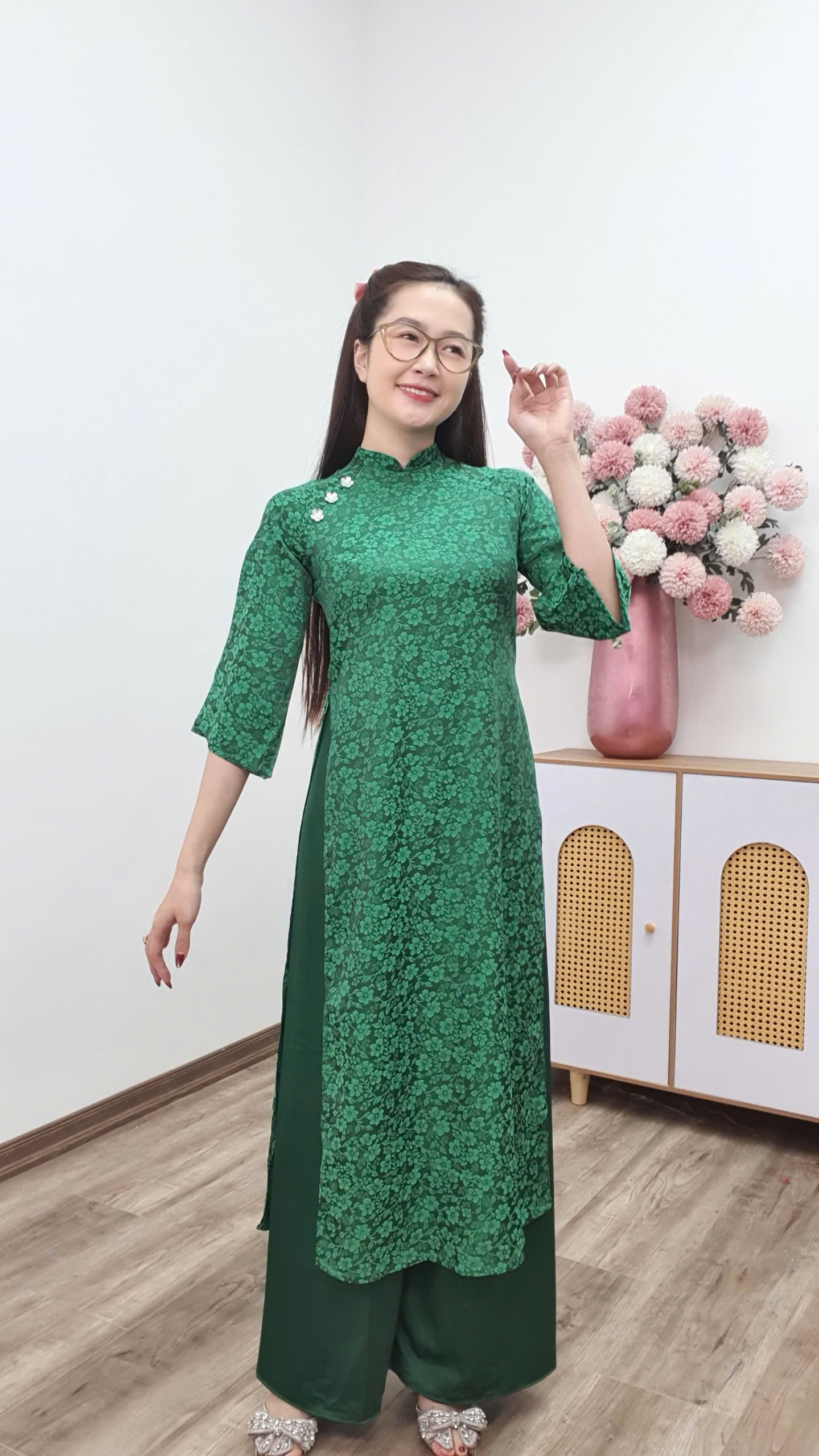 Ct272 áo dài cách tân cổ 2p gấm xanh lá_thumbnail_2