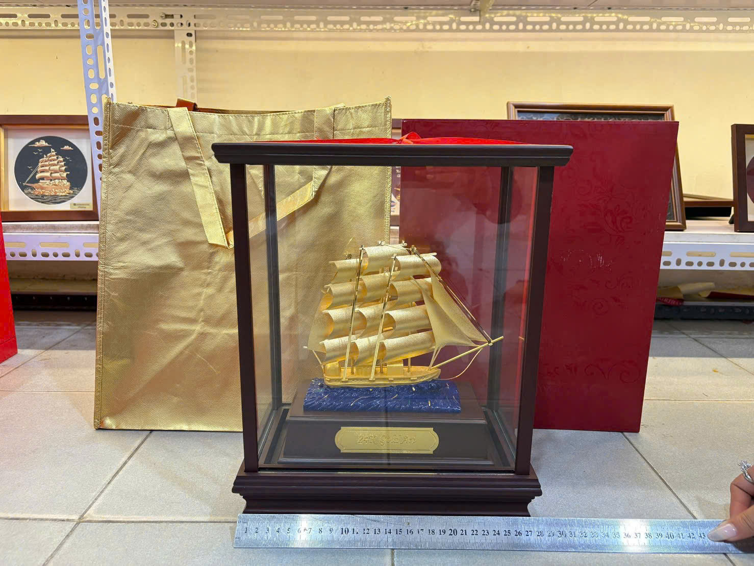 Mô hình thuyền buồm thuận buồm xuôi gió dát vàng KT  24k 28x18x35cm (DxRxC)_thumbnail_1