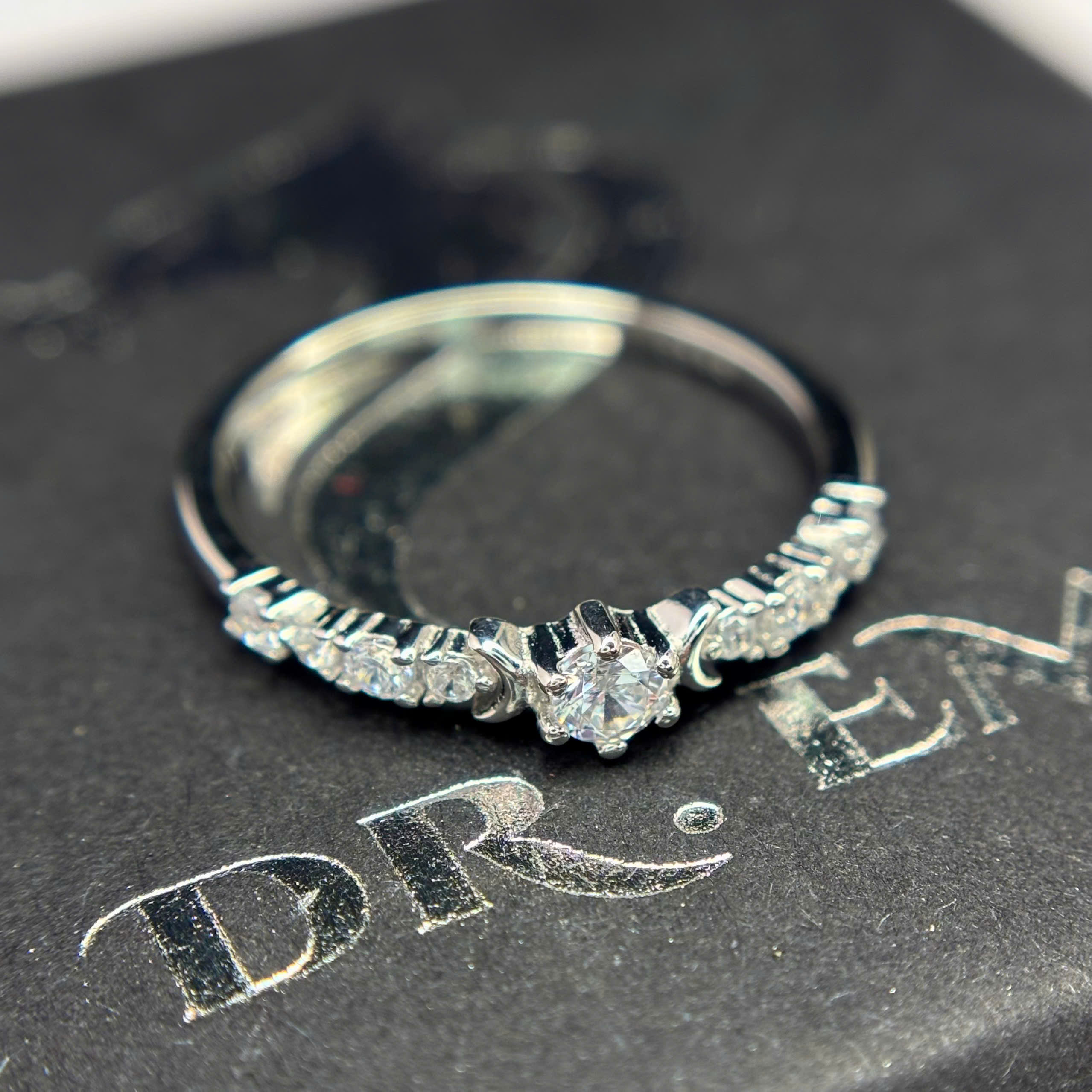 Nhẫn bạc xi bạch kim viên chủ đá phụ 2 bên size 7_thumbnail_1