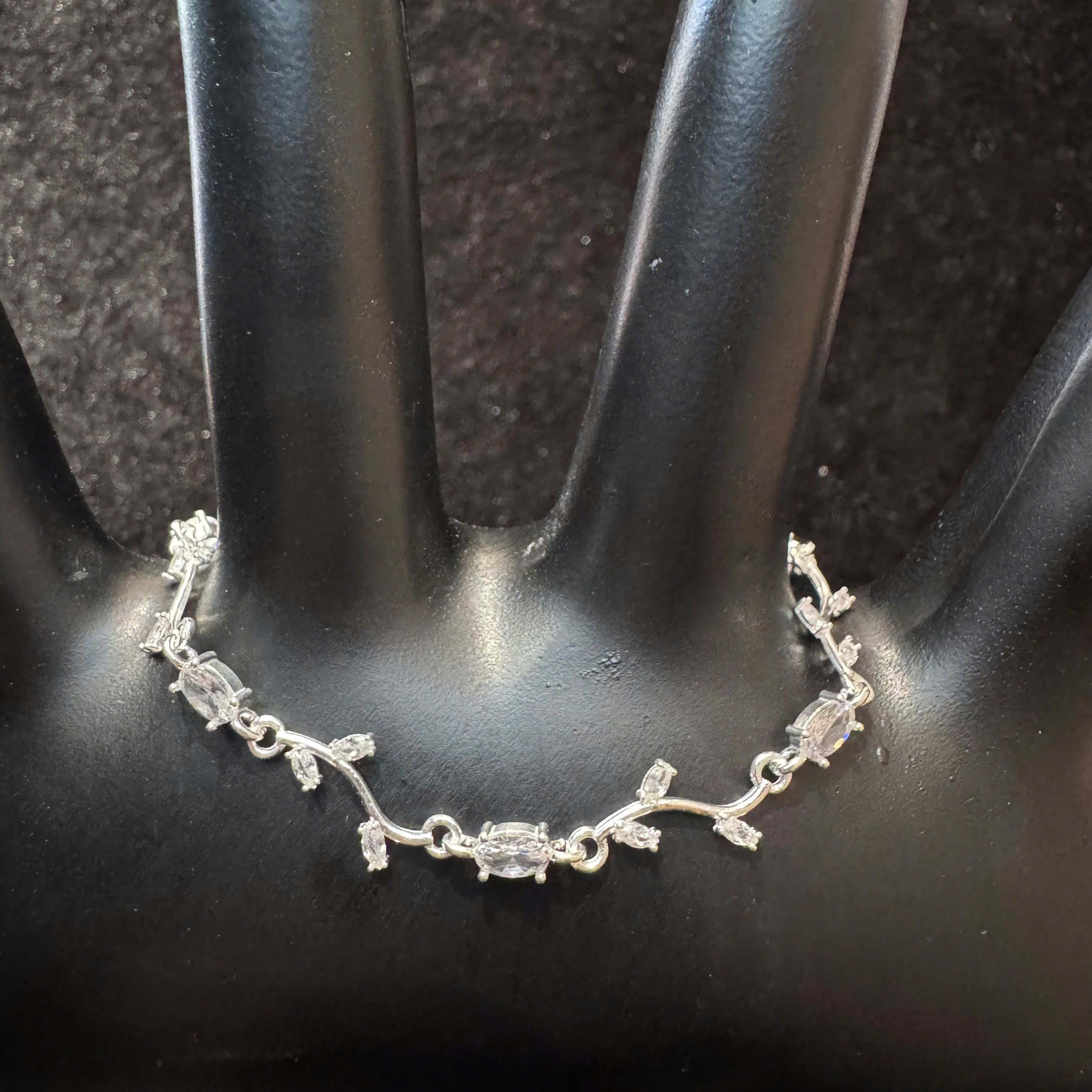 Vòng tay bạc xi kim hoa tulip kim cương đá trắng